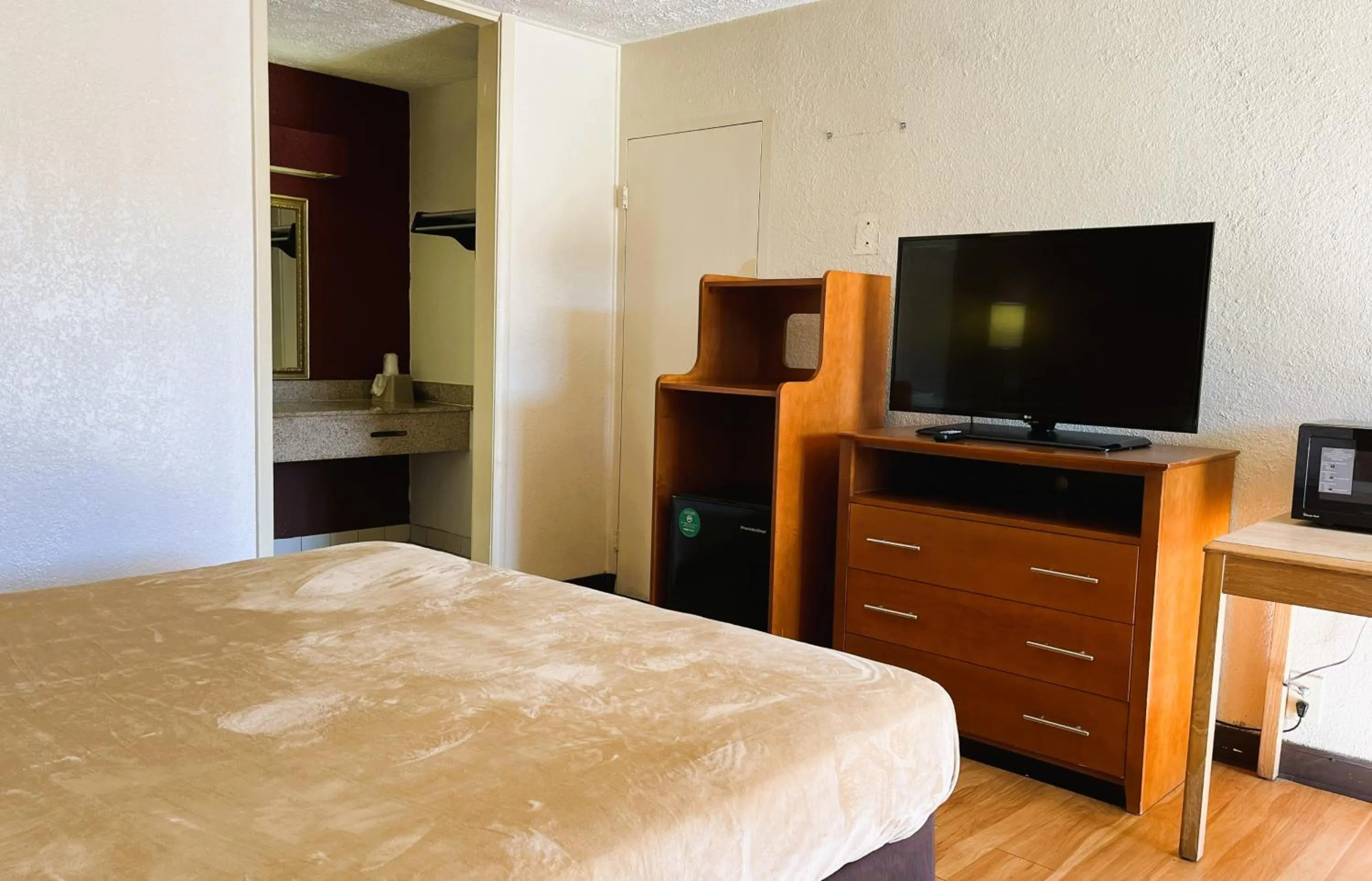 TV and multimedia, Bed in Budgetel Inn - Phenix City