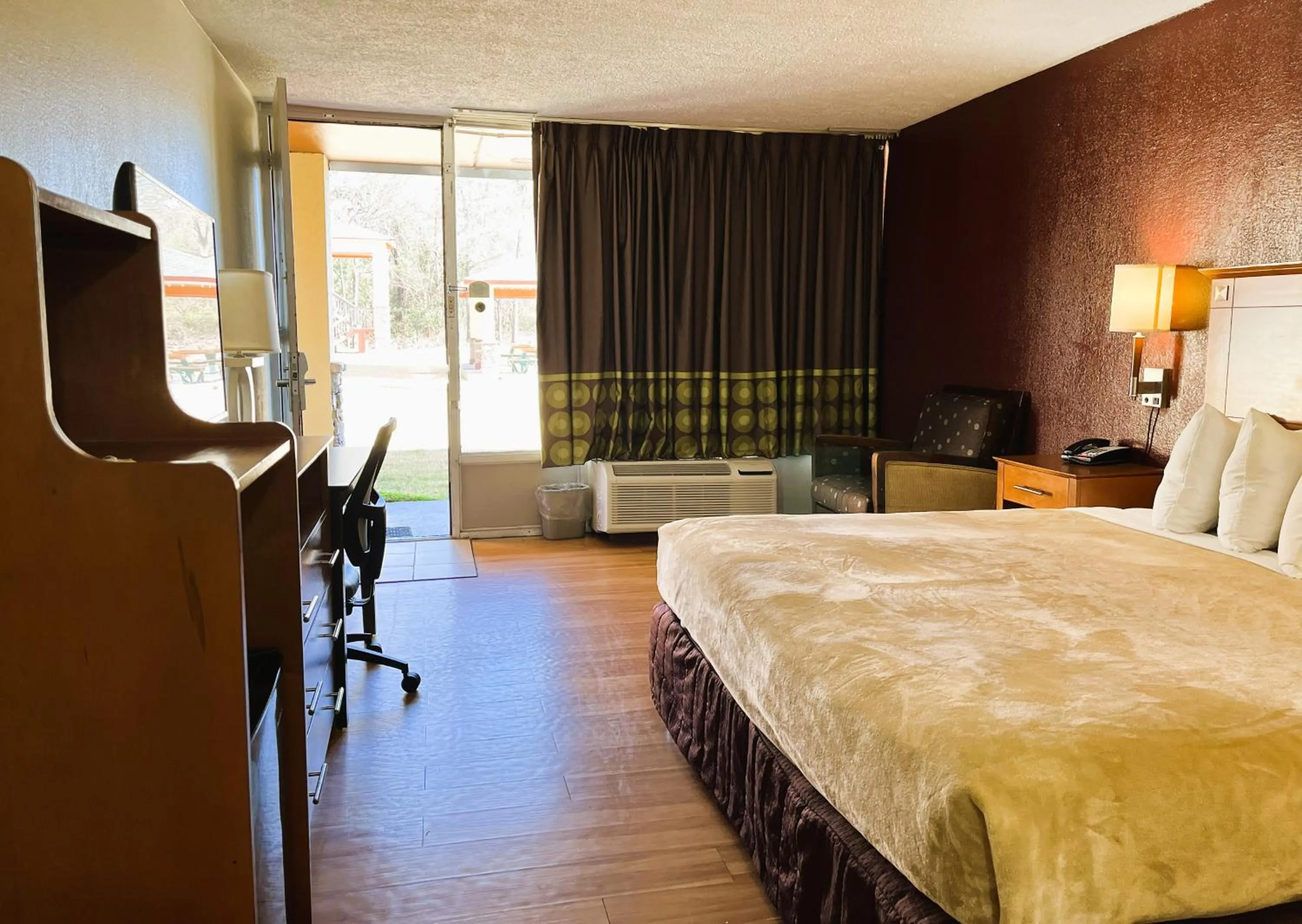 TV and multimedia, Bed in Budgetel Inn - Phenix City