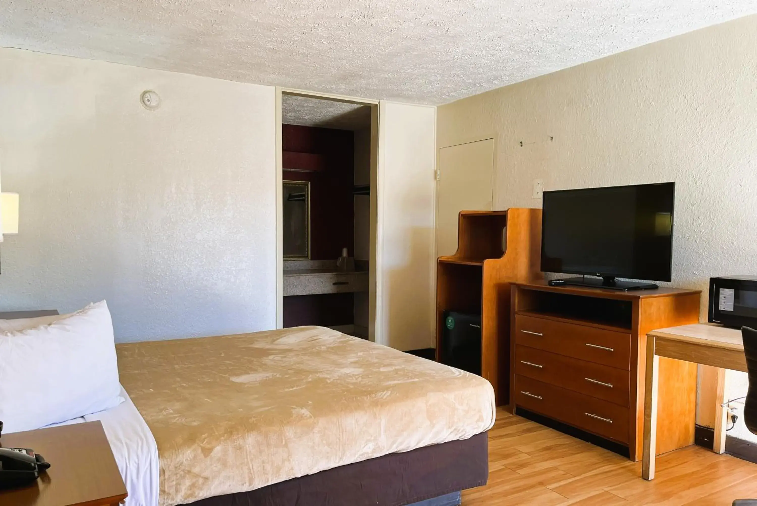 Standard King Room in Budgetel Inn - Phenix City Standard King Room in Budgetel Inn - Phenix City