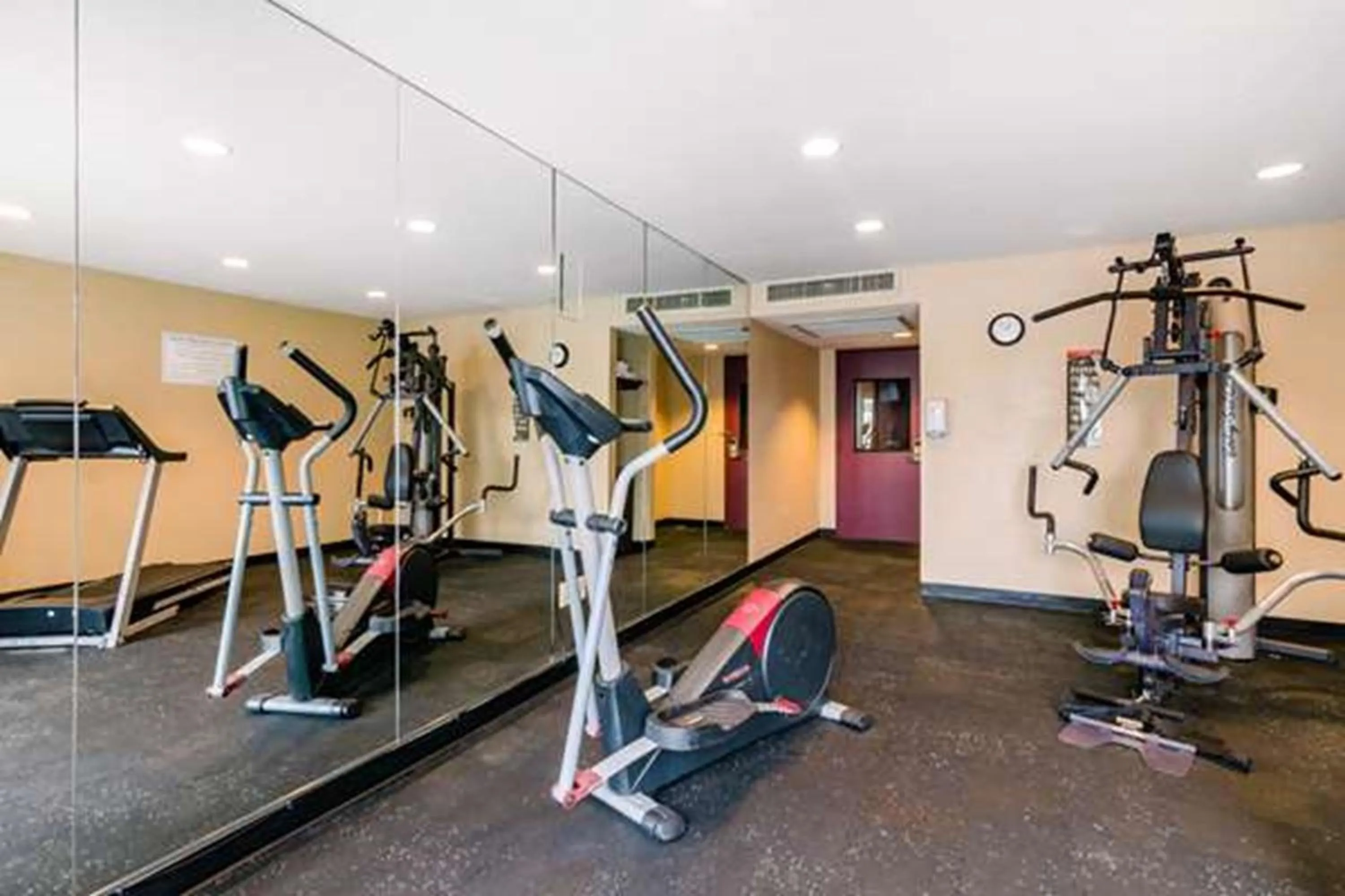 Fitness centre/facilities in Precious Hotel