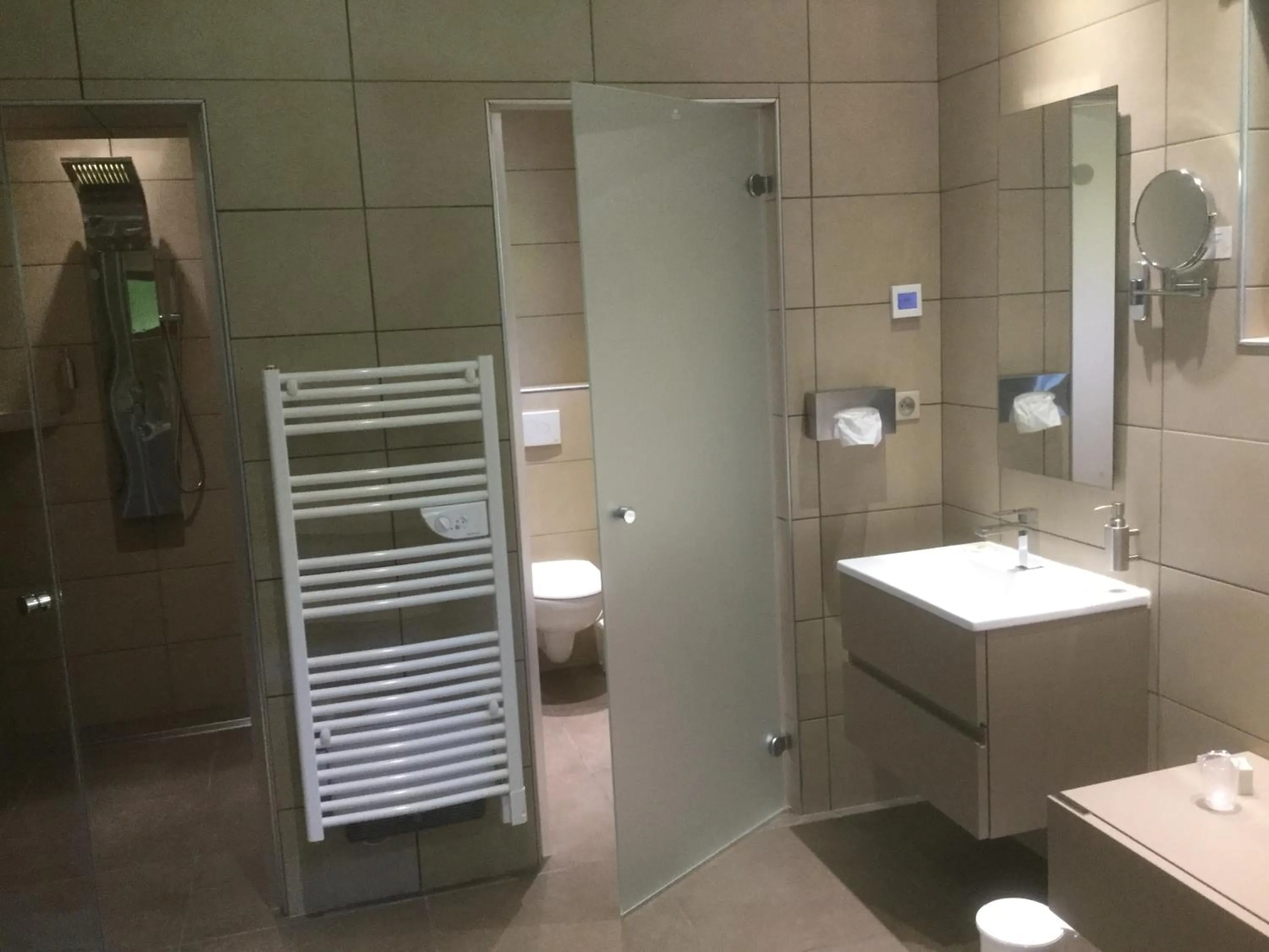 Shower in Logis Hôtel Le Relais du Bois Vialotte