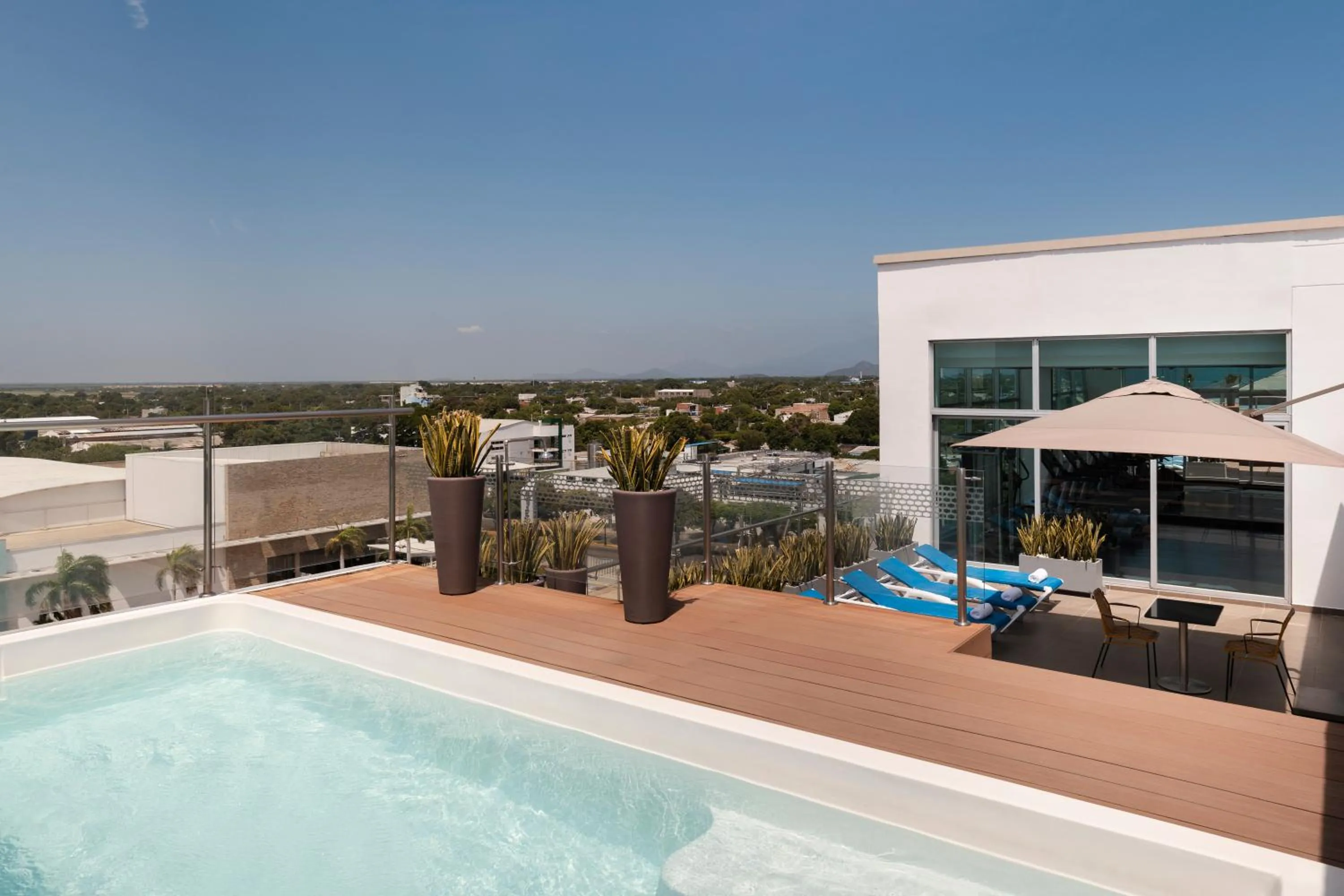 Swimming pool in Hampton By Hilton Valledupar