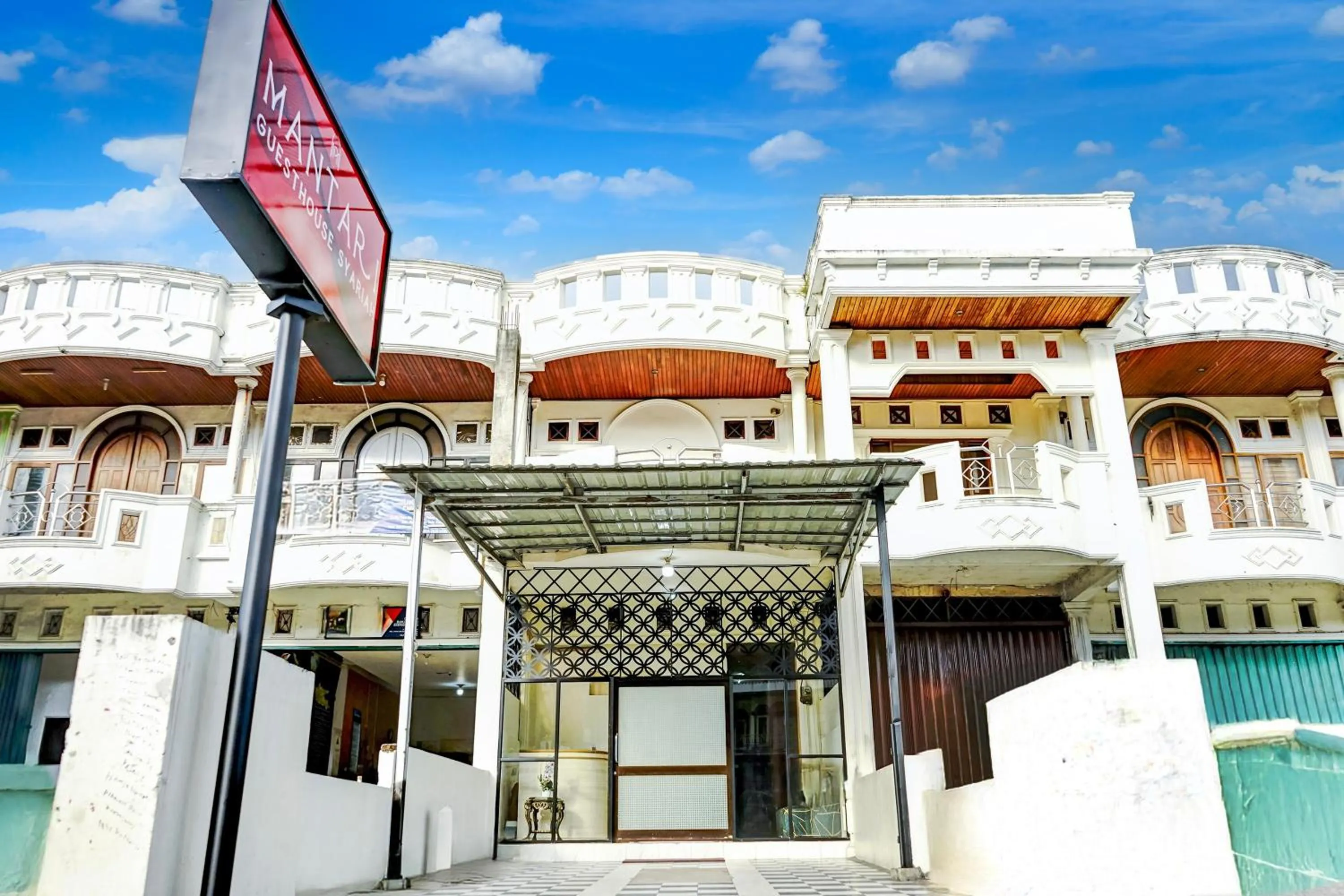 Facade/entrance in Hotel O Mantari Guesthouse