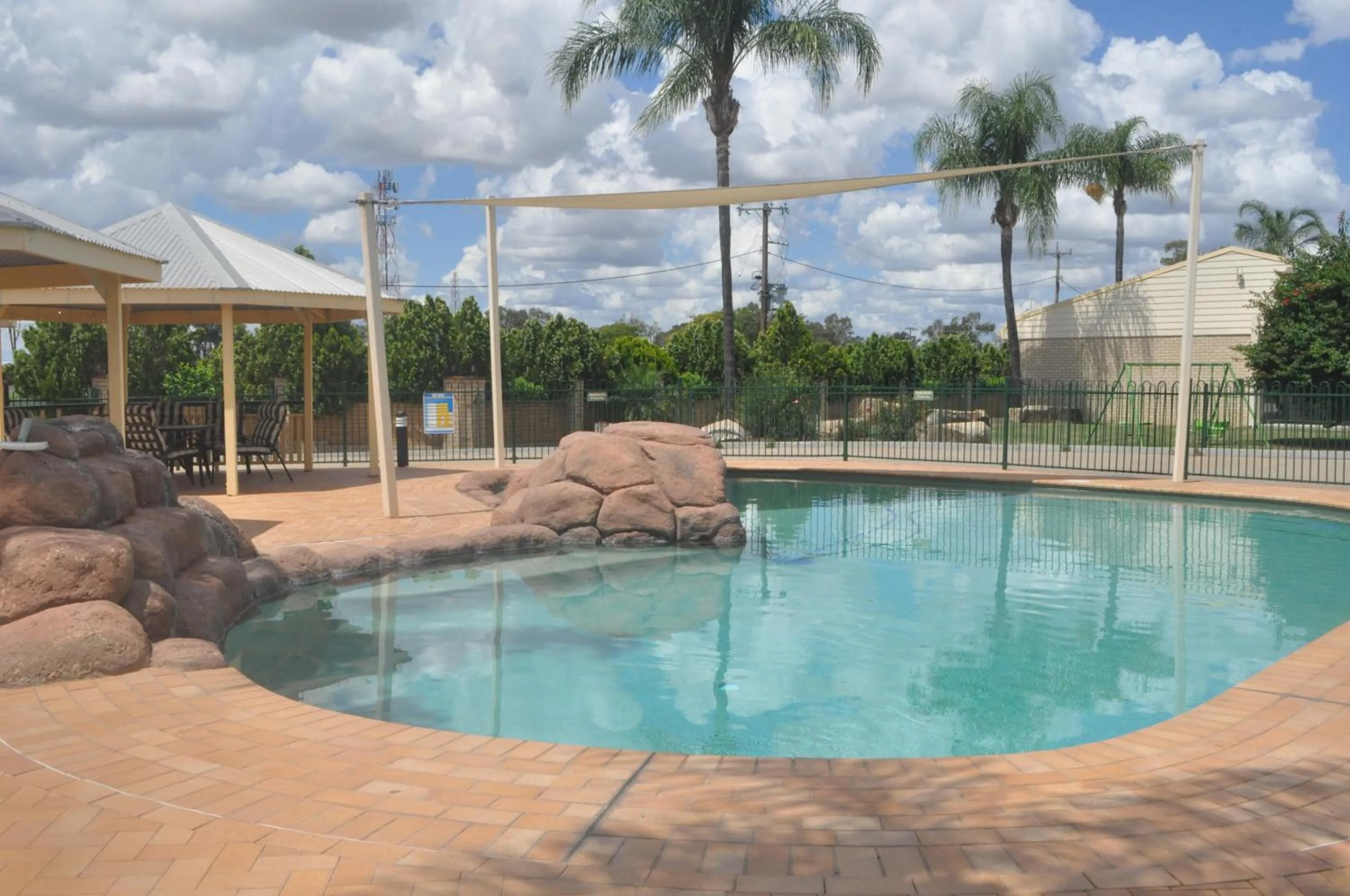 Swimming pool in Jolly Swagman Motor Inn