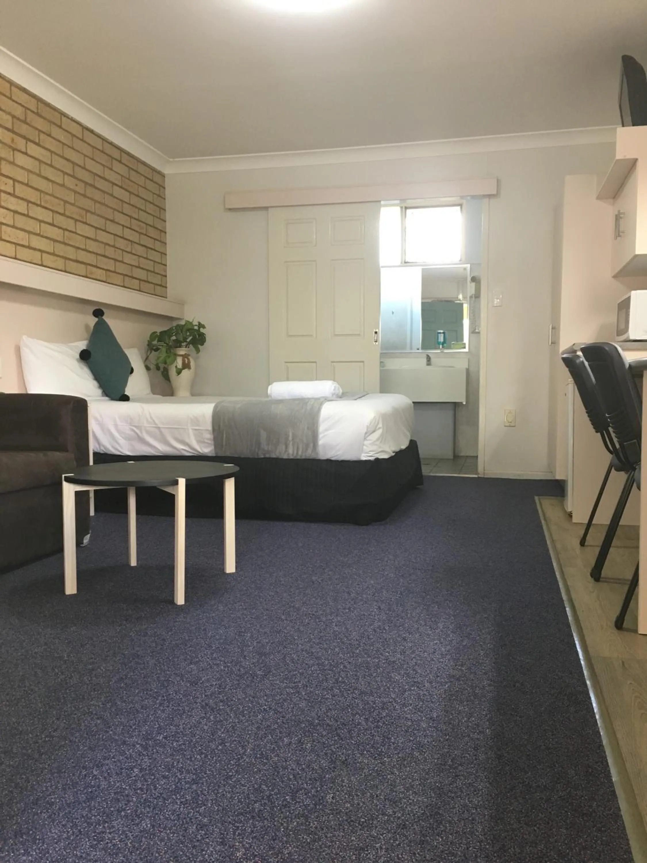 Bed in Jolly Swagman Motor Inn