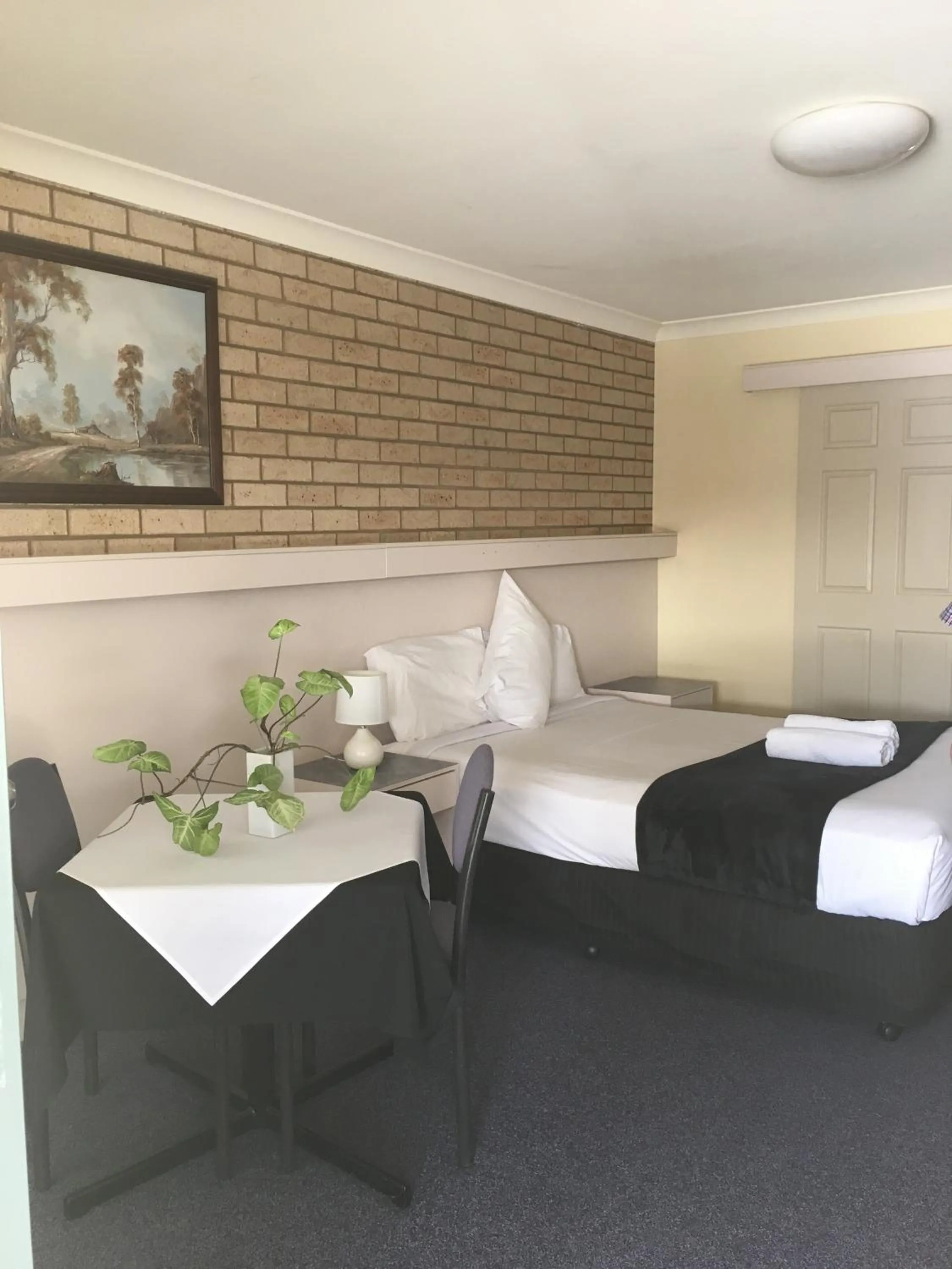 Bed in Jolly Swagman Motor Inn