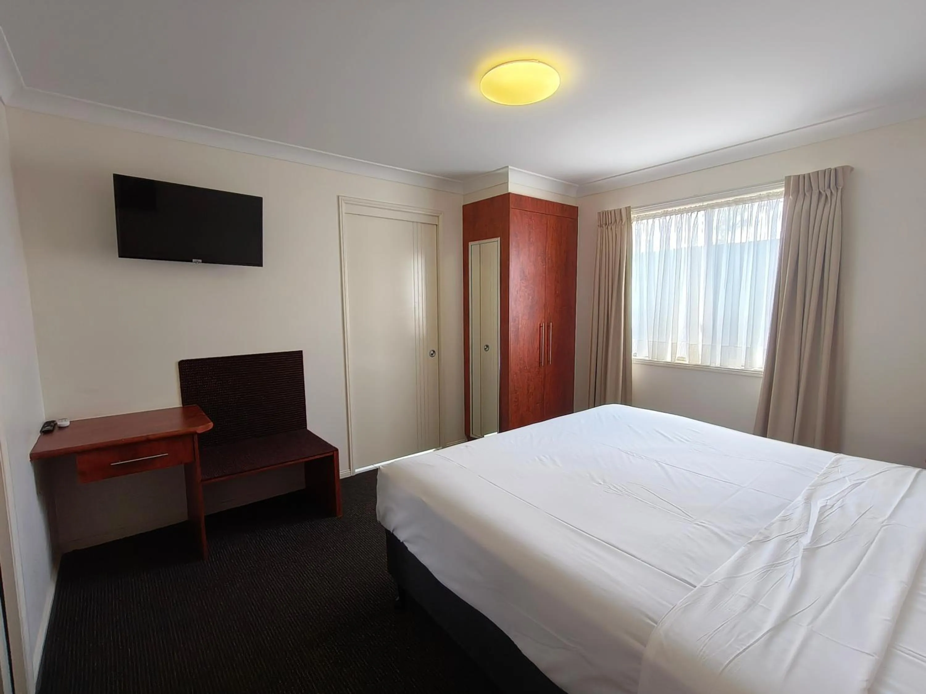 One-Bedroom Queen Suite - Disability Access in Motel Myall