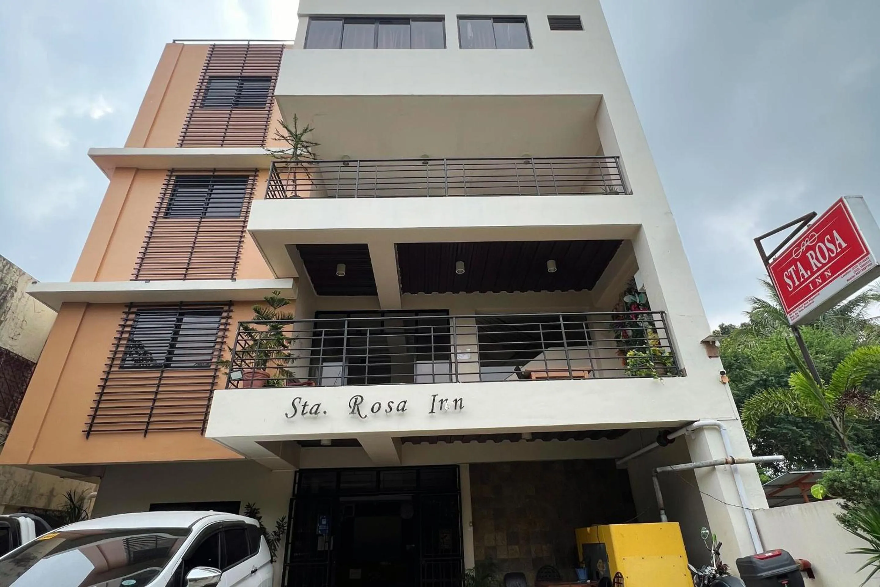 Property building in Sta Rosa Inn Iloilo powered by Cocotel