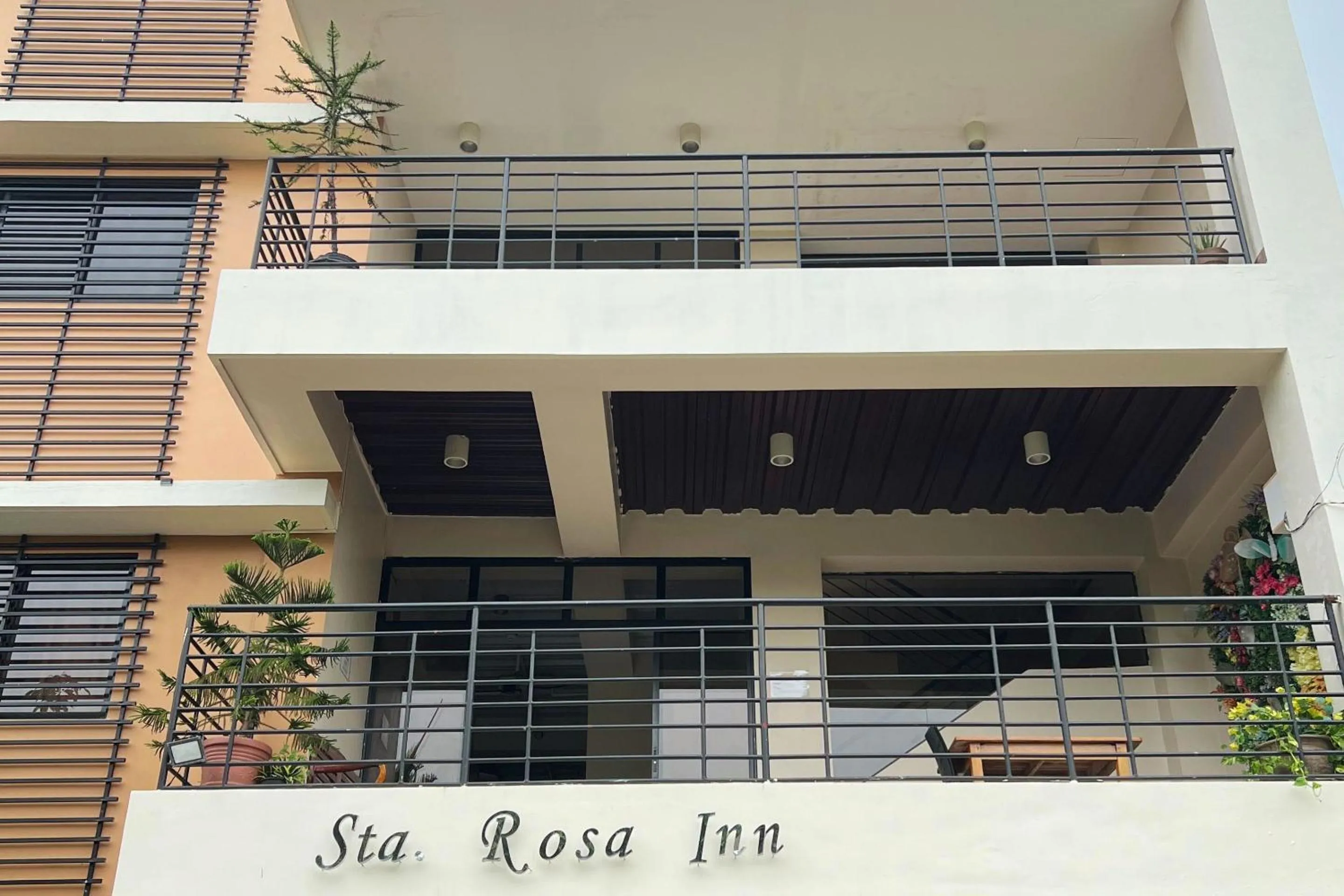 Property building in Sta Rosa Inn Iloilo powered by Cocotel