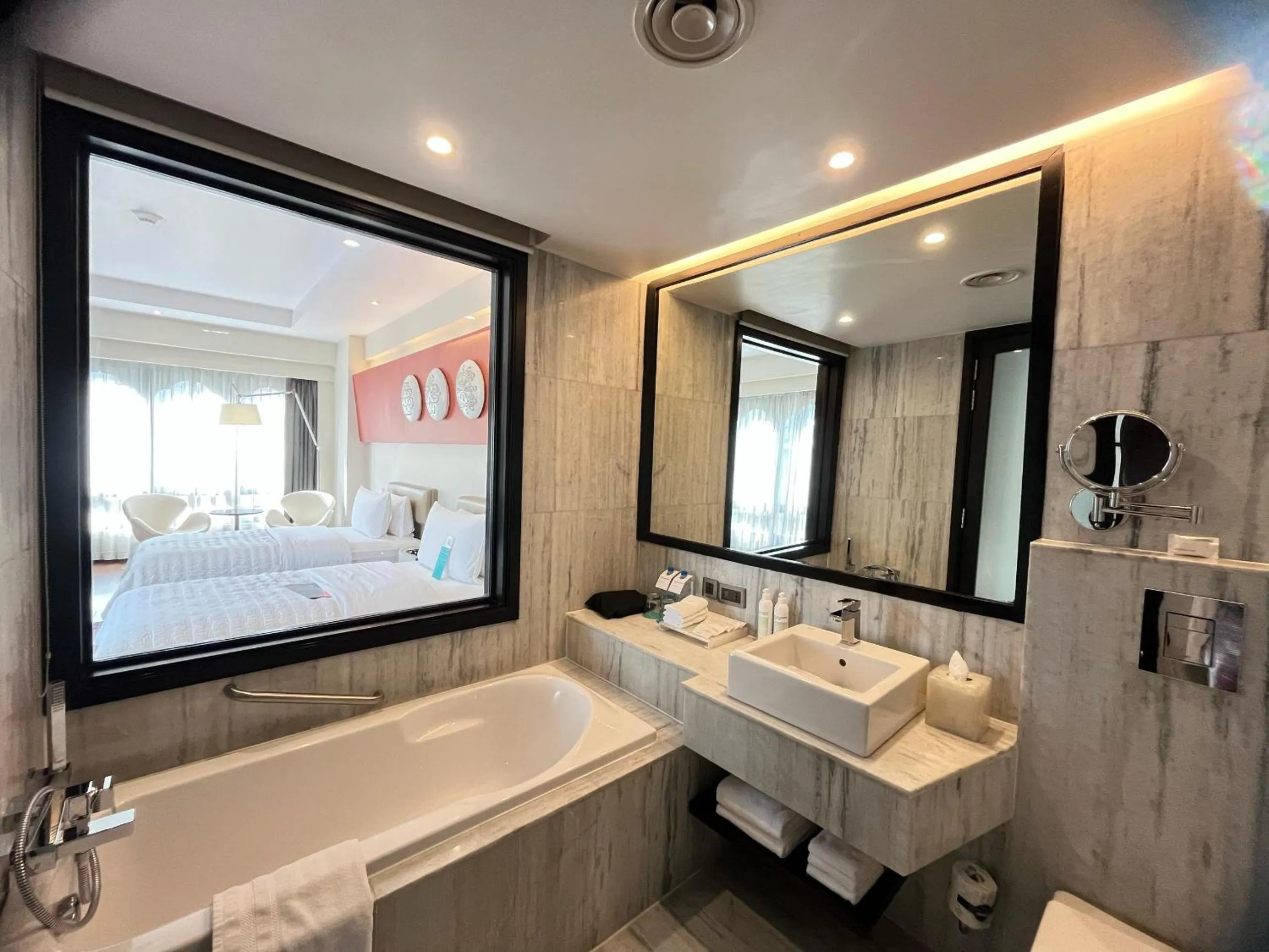 Shower in Le Meridien Thimphu