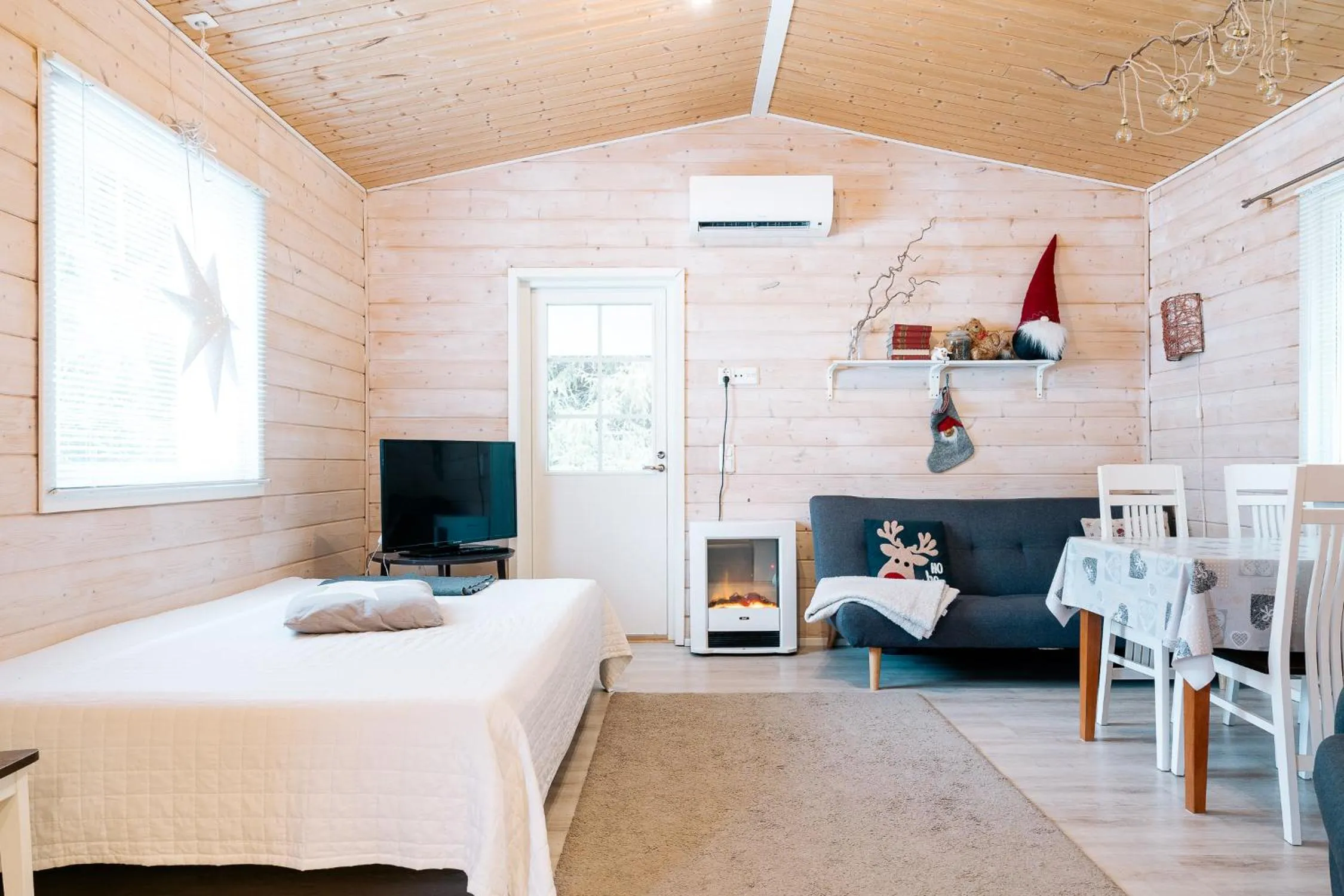 Living room, Bed in Villa Virpi