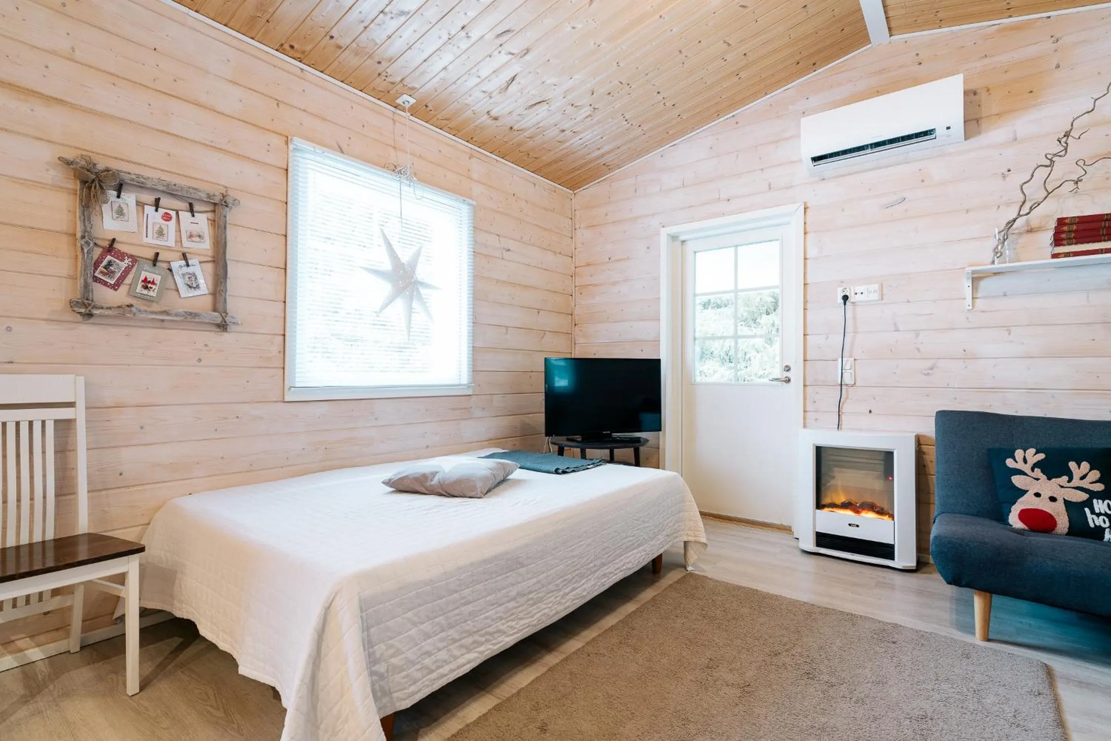 Living room, Bed in Villa Virpi