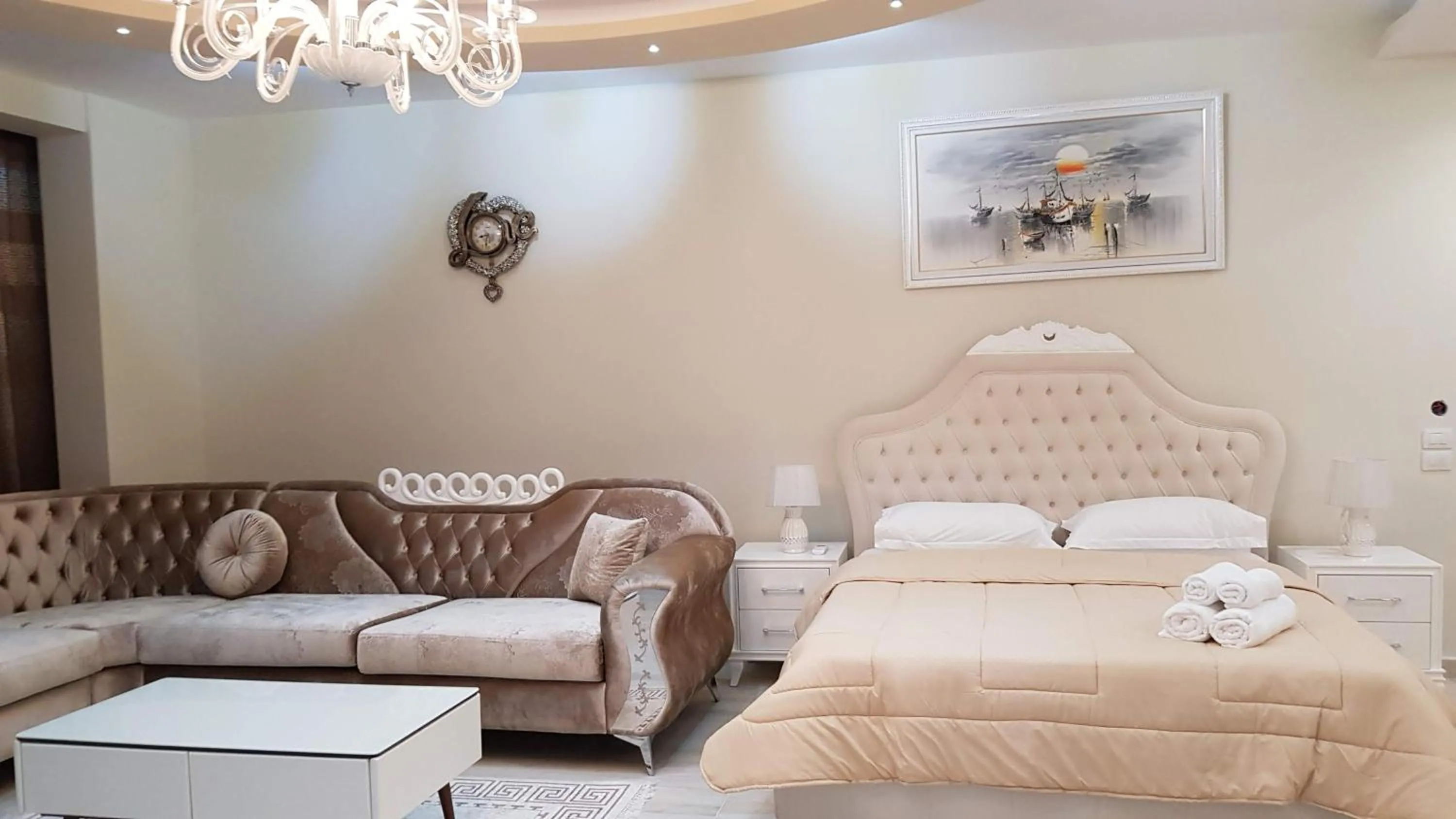 Queen Suite with Sea View in Apartments Romario