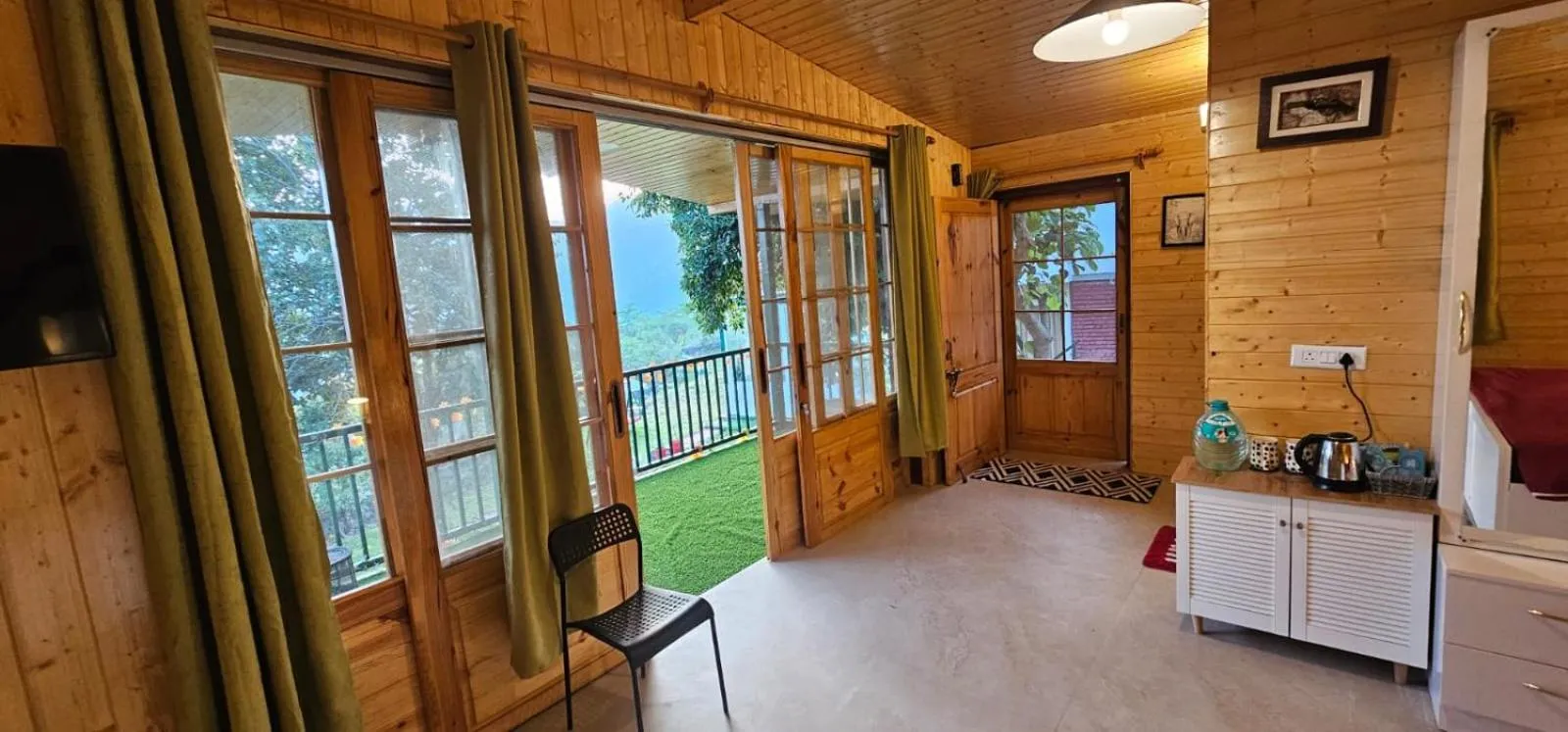 TV and multimedia in Bougainvilla Mountain Retreat, near Bhimtal