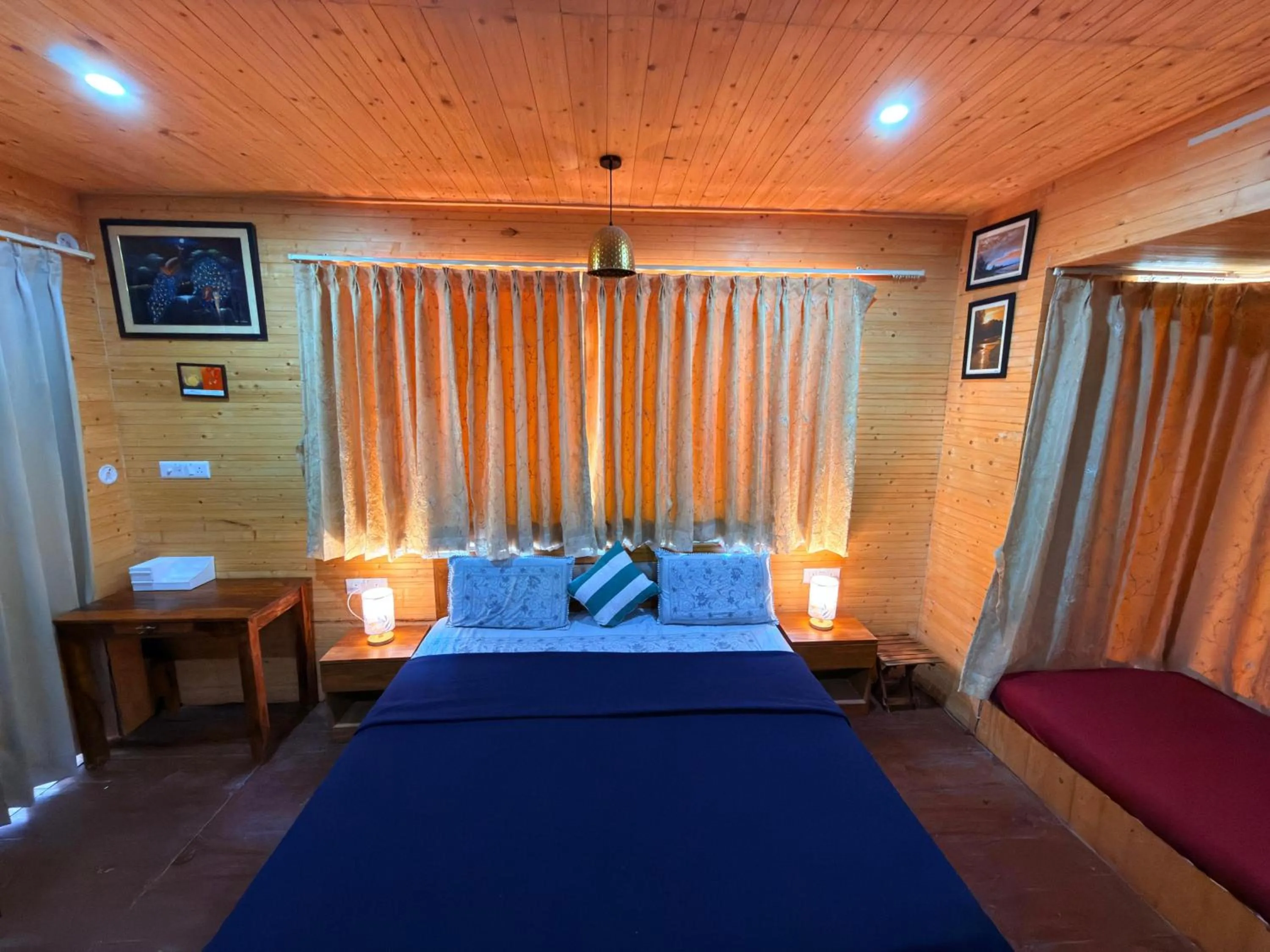 TV and multimedia, Bed in Bougainvilla Mountain Retreat, near Bhimtal