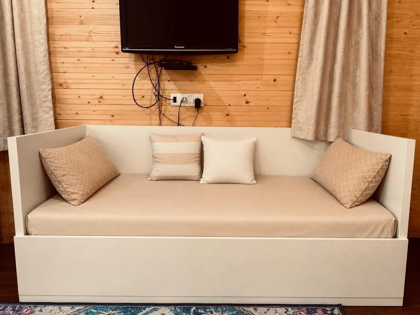 TV and multimedia in Bougainvilla Mountain Retreat, near Bhimtal