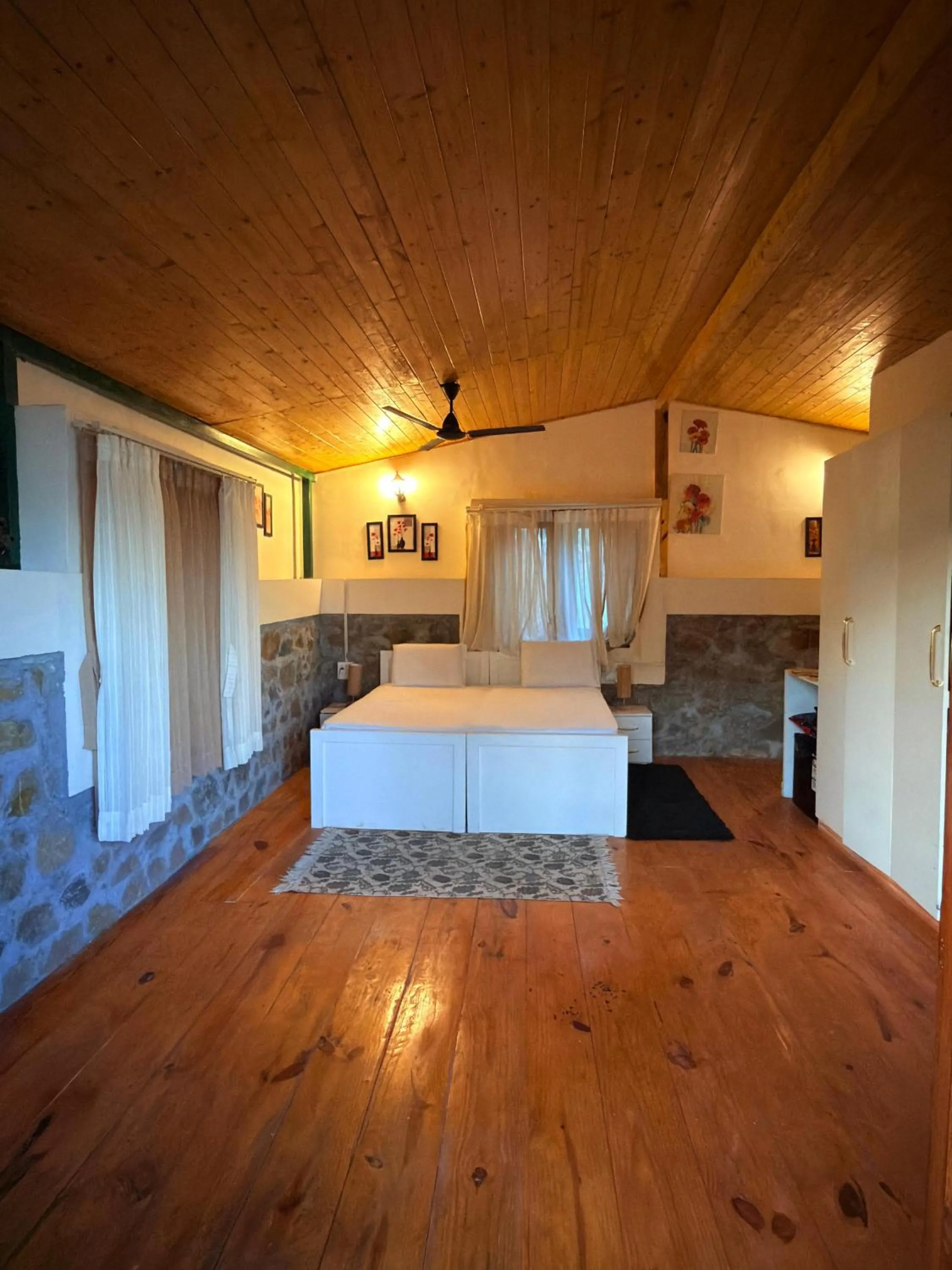 Hot Tub, Bed in Bougainvilla Mountain Retreat, near Bhimtal
