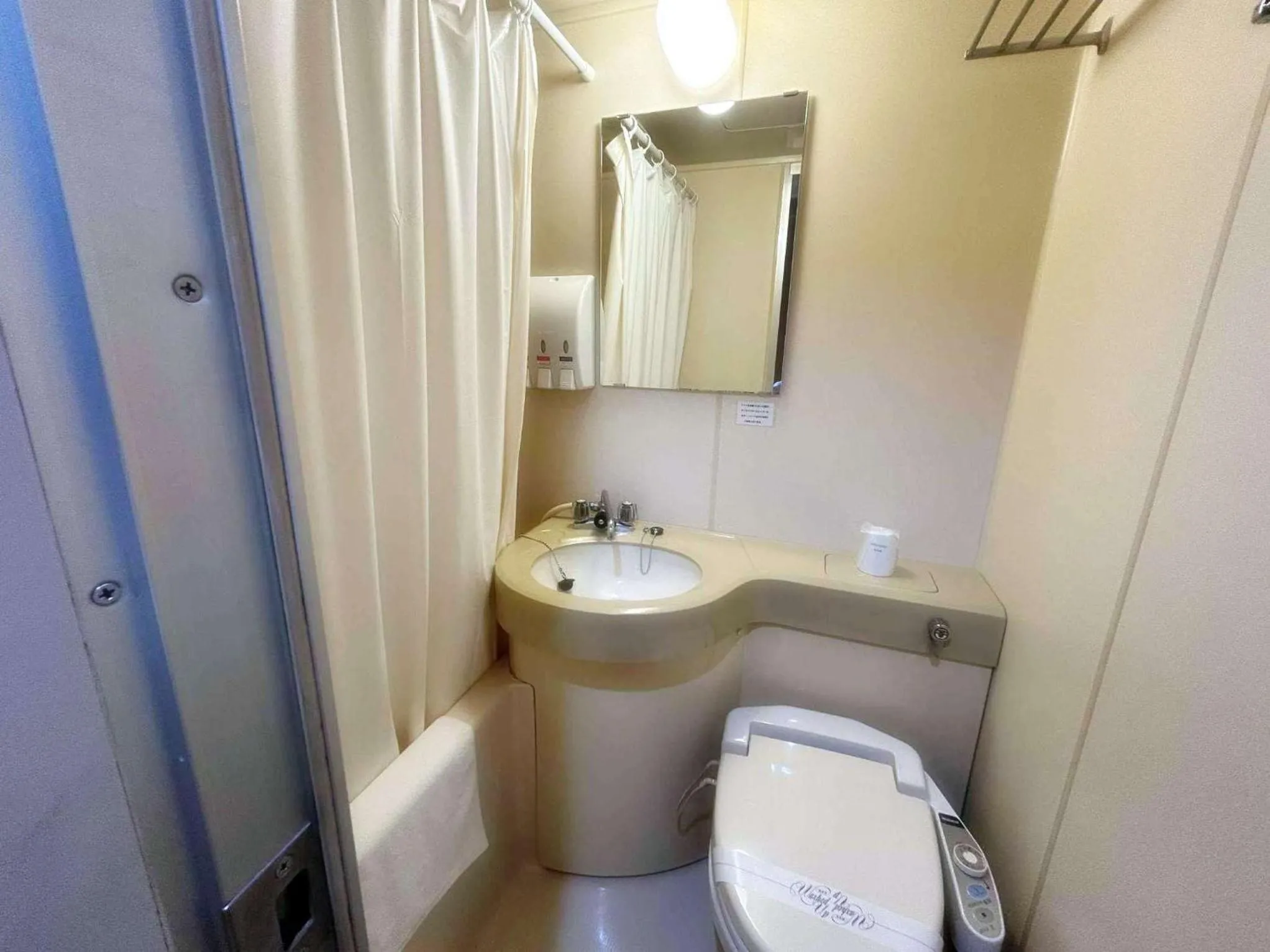 Toilet in Sankei City Hotel Hachioji