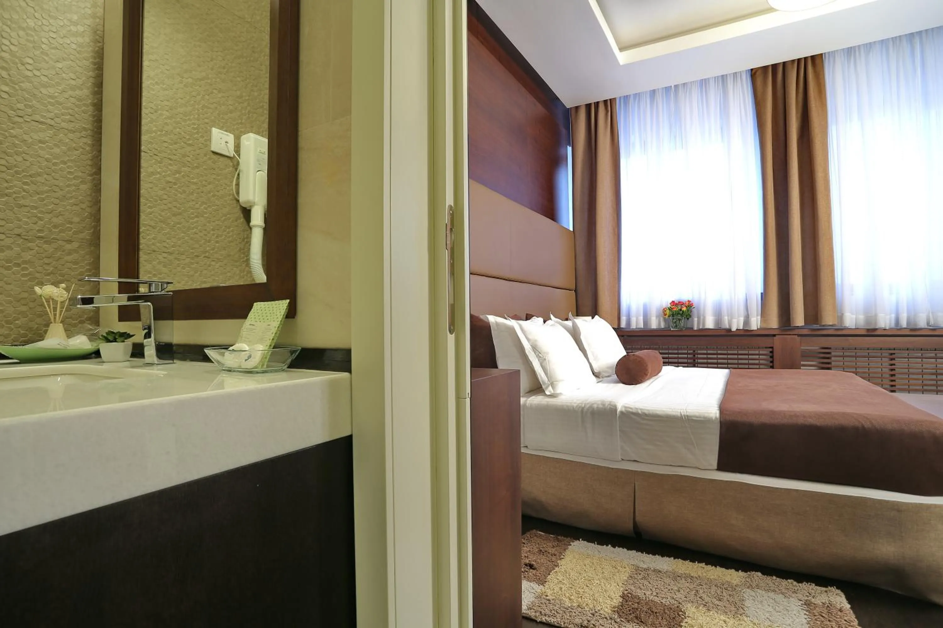 Shower, Bed in Belgreat Premium Suites