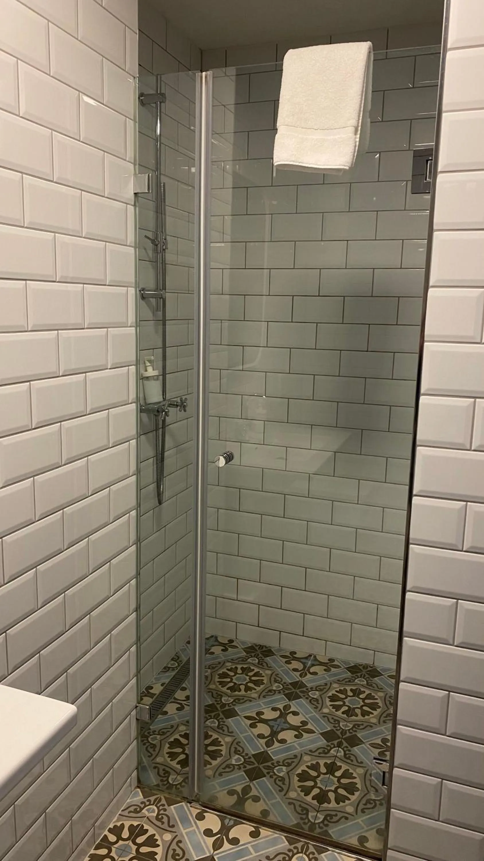 Bathroom in LOFT Astoria Suites by Vagabond