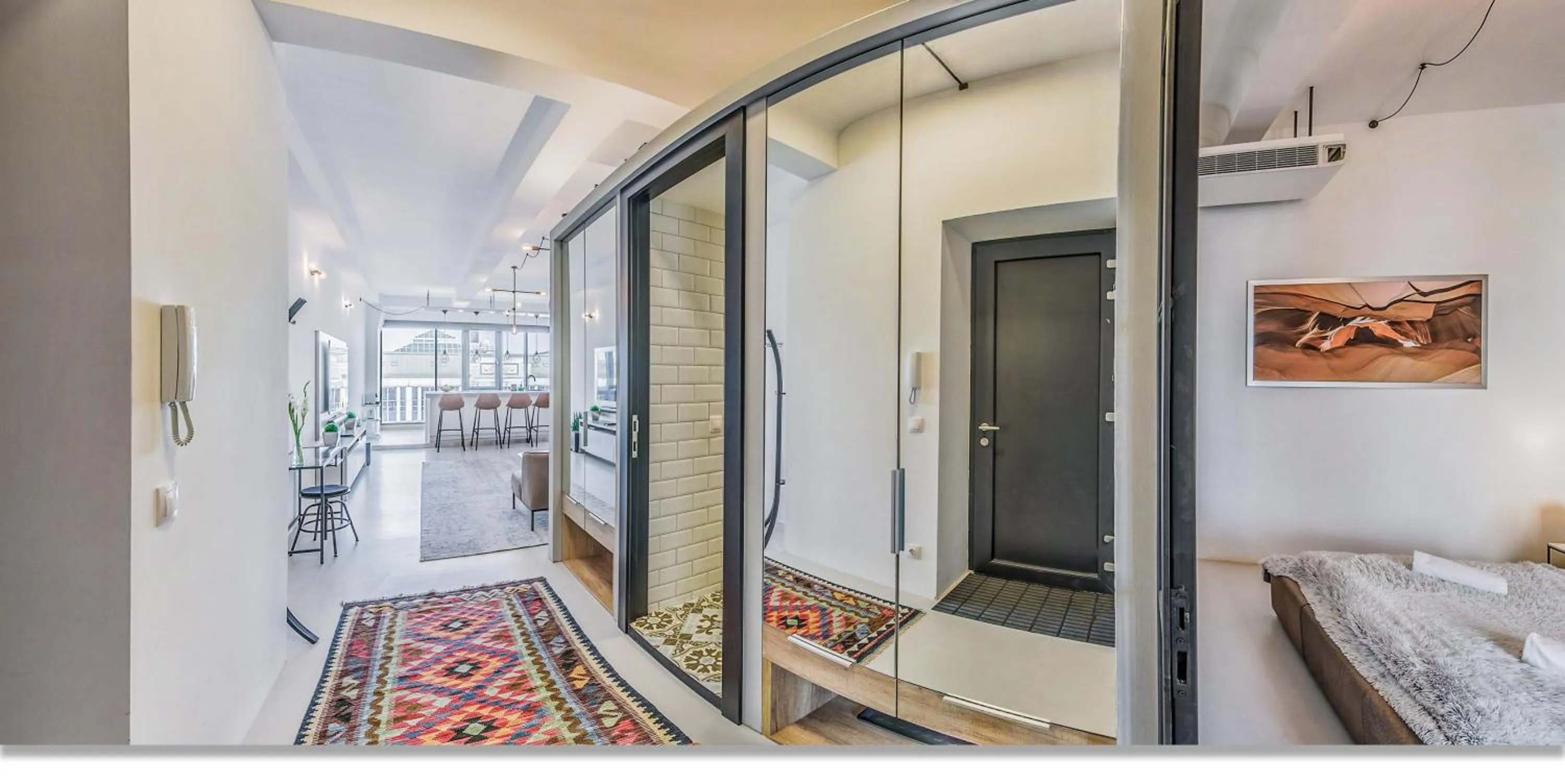 Photo of the whole room in LOFT Astoria Suites by Vagabond