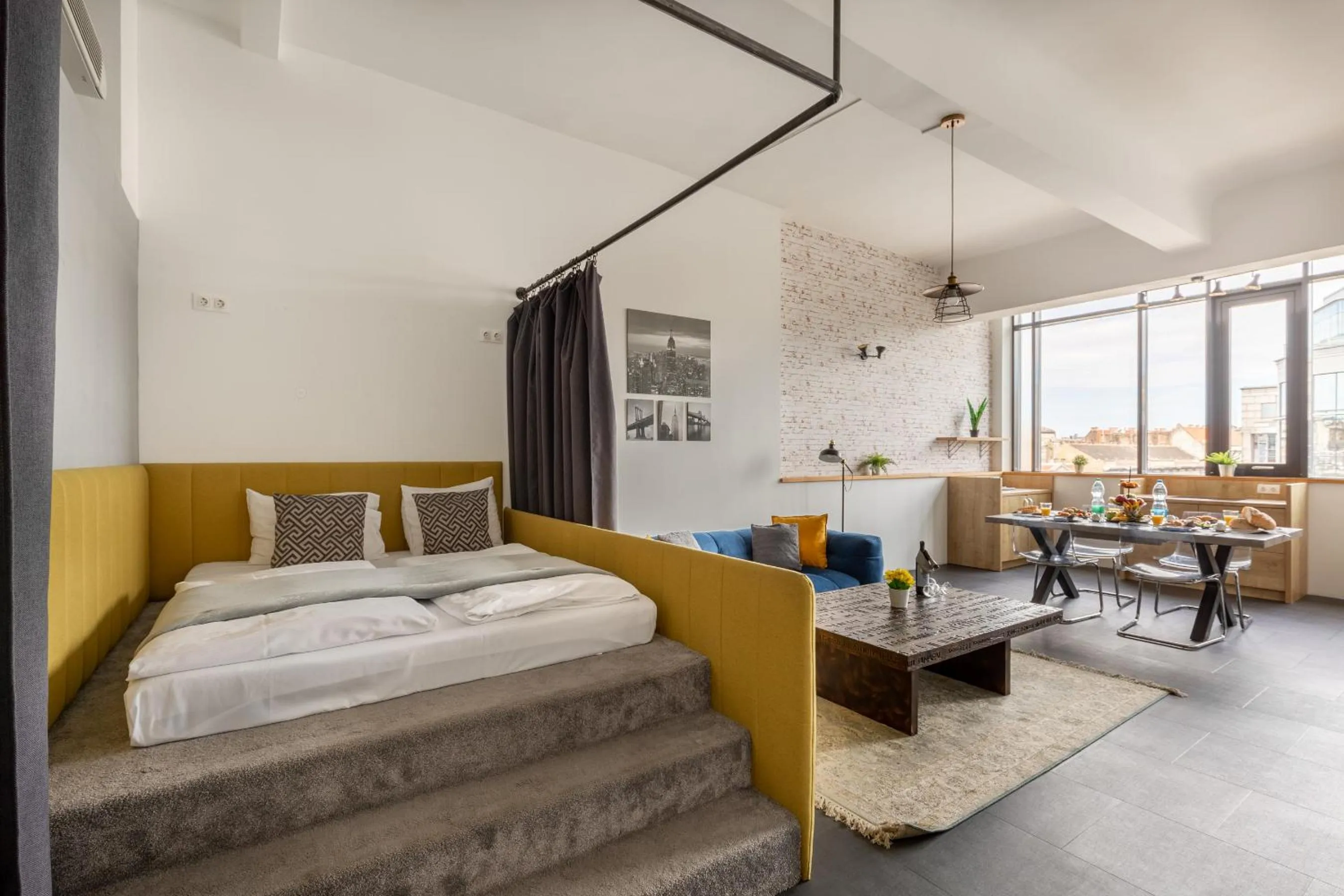 Living room in LOFT Astoria Suites by Vagabond