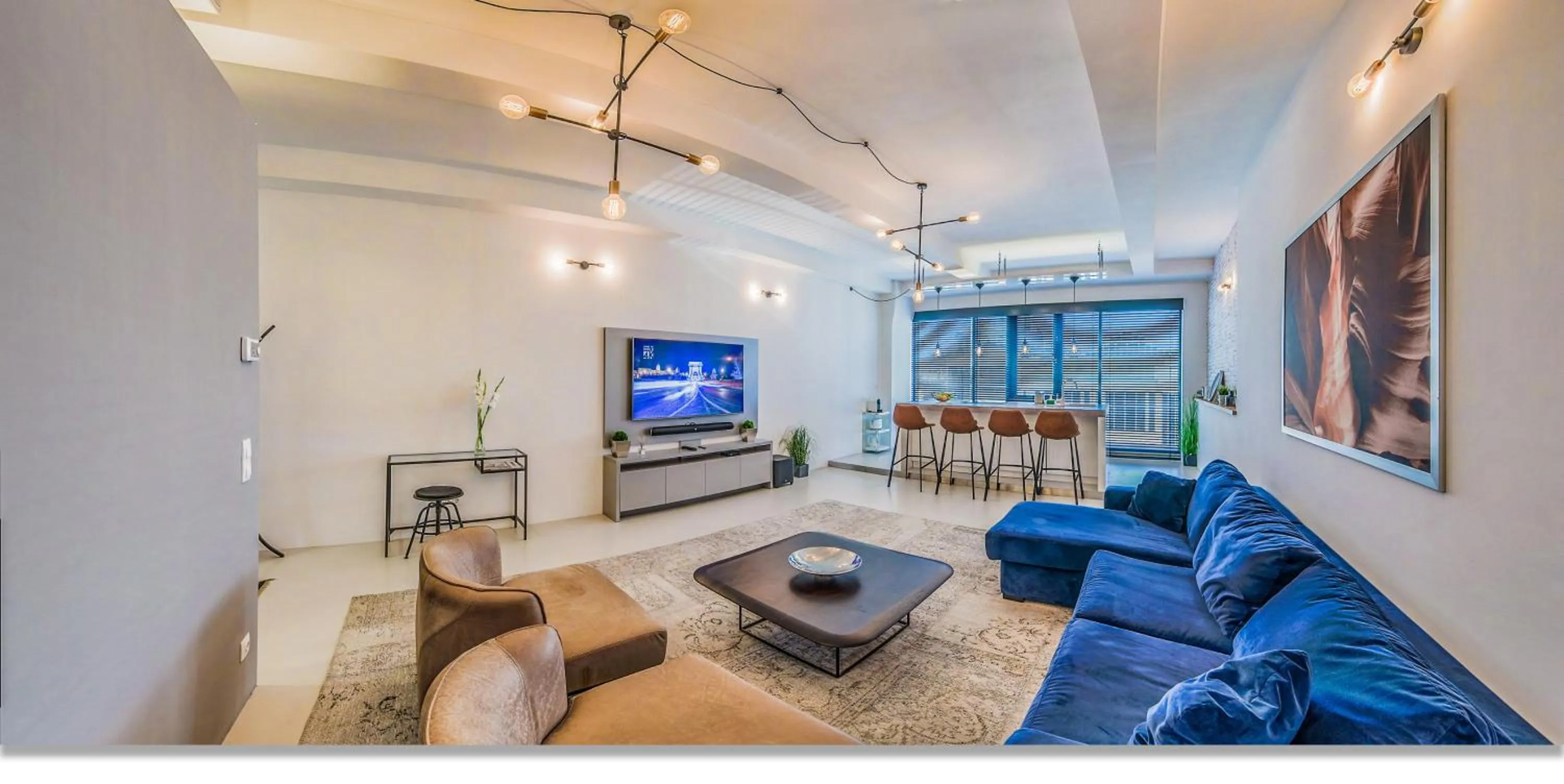 Living room in LOFT Astoria Suites by Vagabond