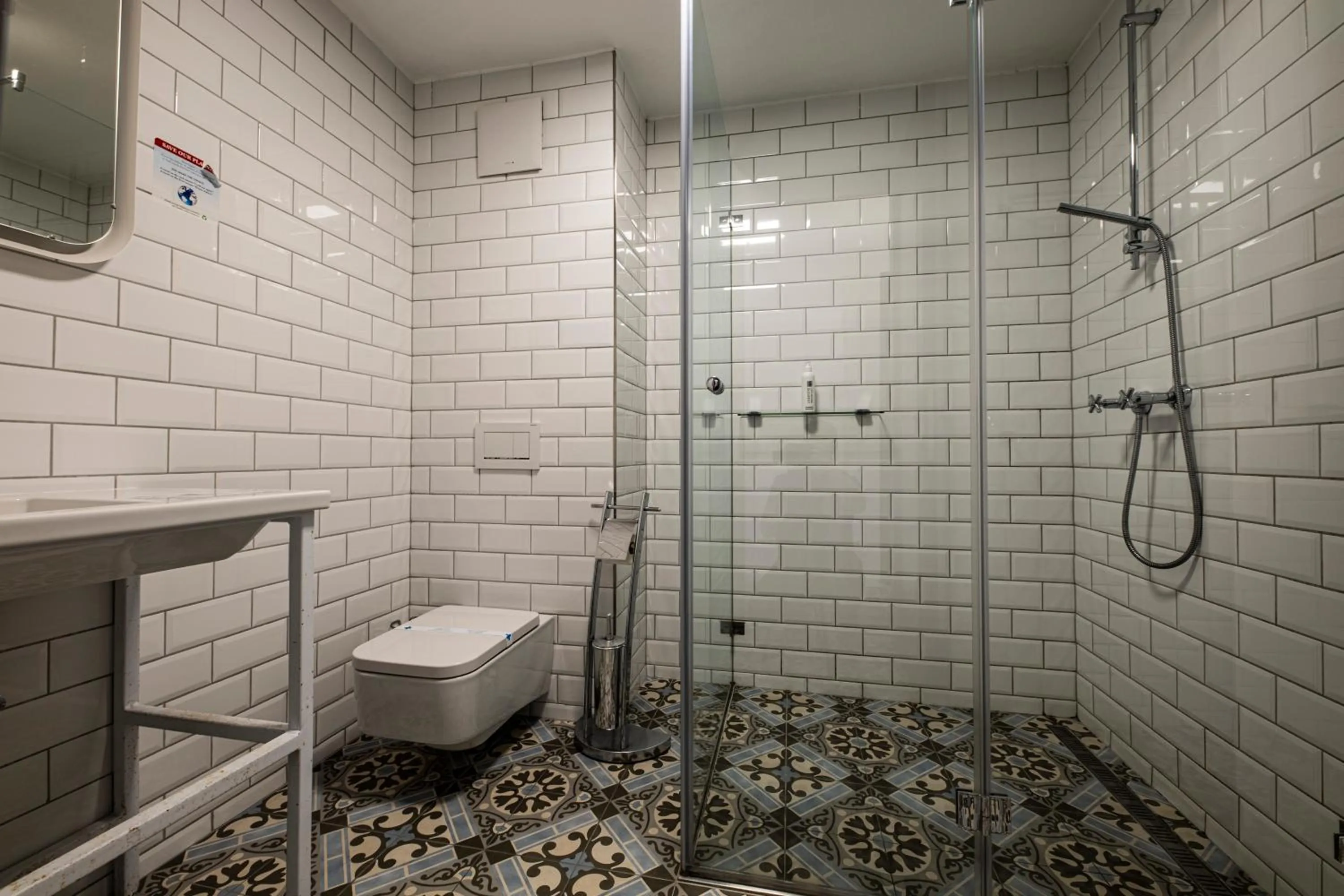 Bathroom in LOFT Astoria Suites by Vagabond