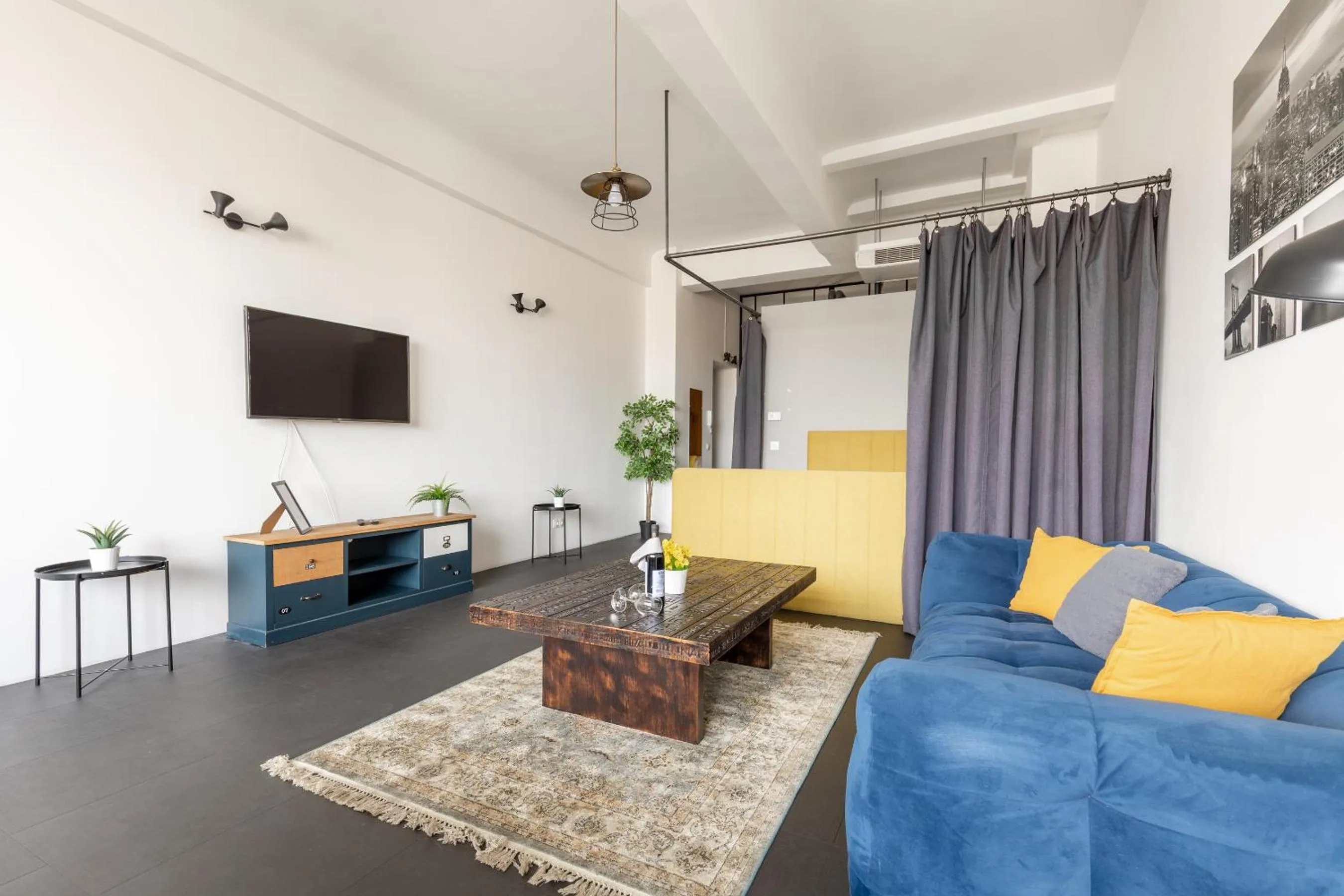 Living room in LOFT Astoria Suites by Vagabond