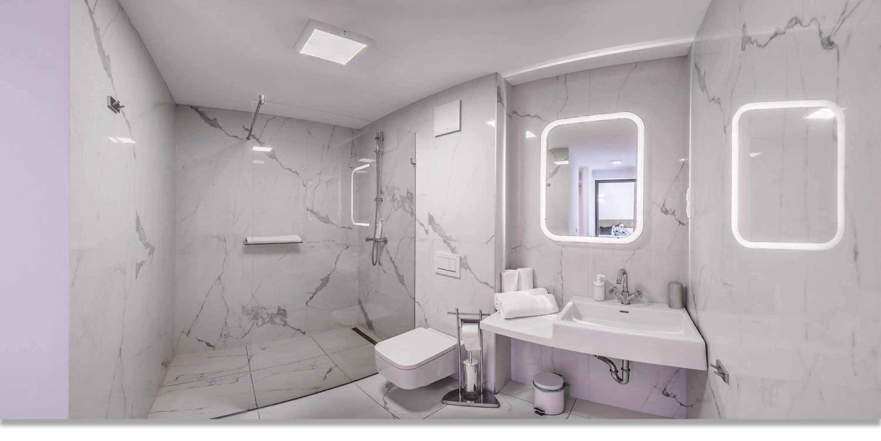 Bathroom in LOFT Astoria Suites by Vagabond