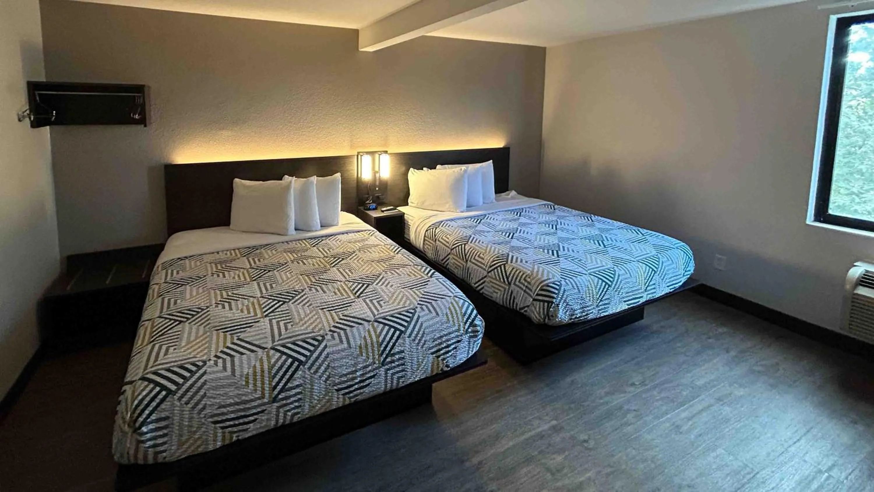 Bedroom, Bed in Studio 6 San Diego, CA Hotel Circle Mission Valley