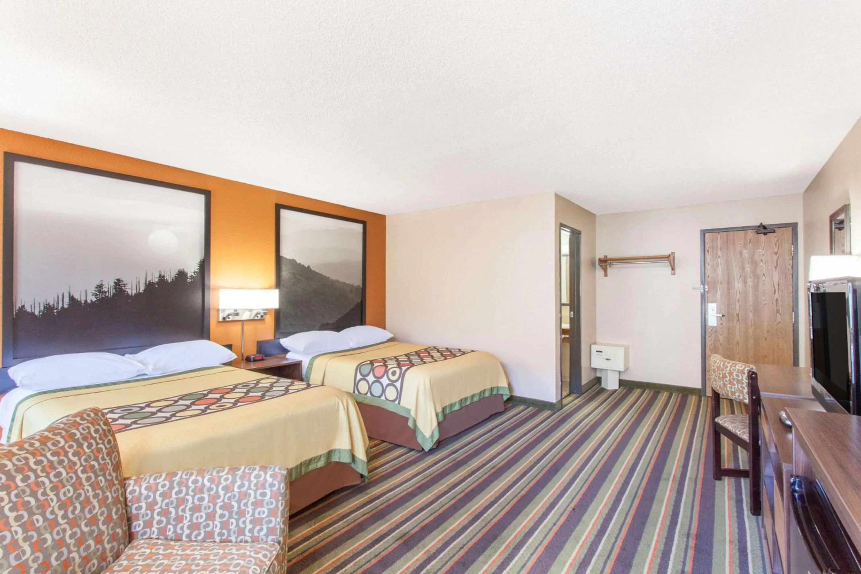 Photo of the whole room, Bed in Super 8 by Wyndham Norton VA