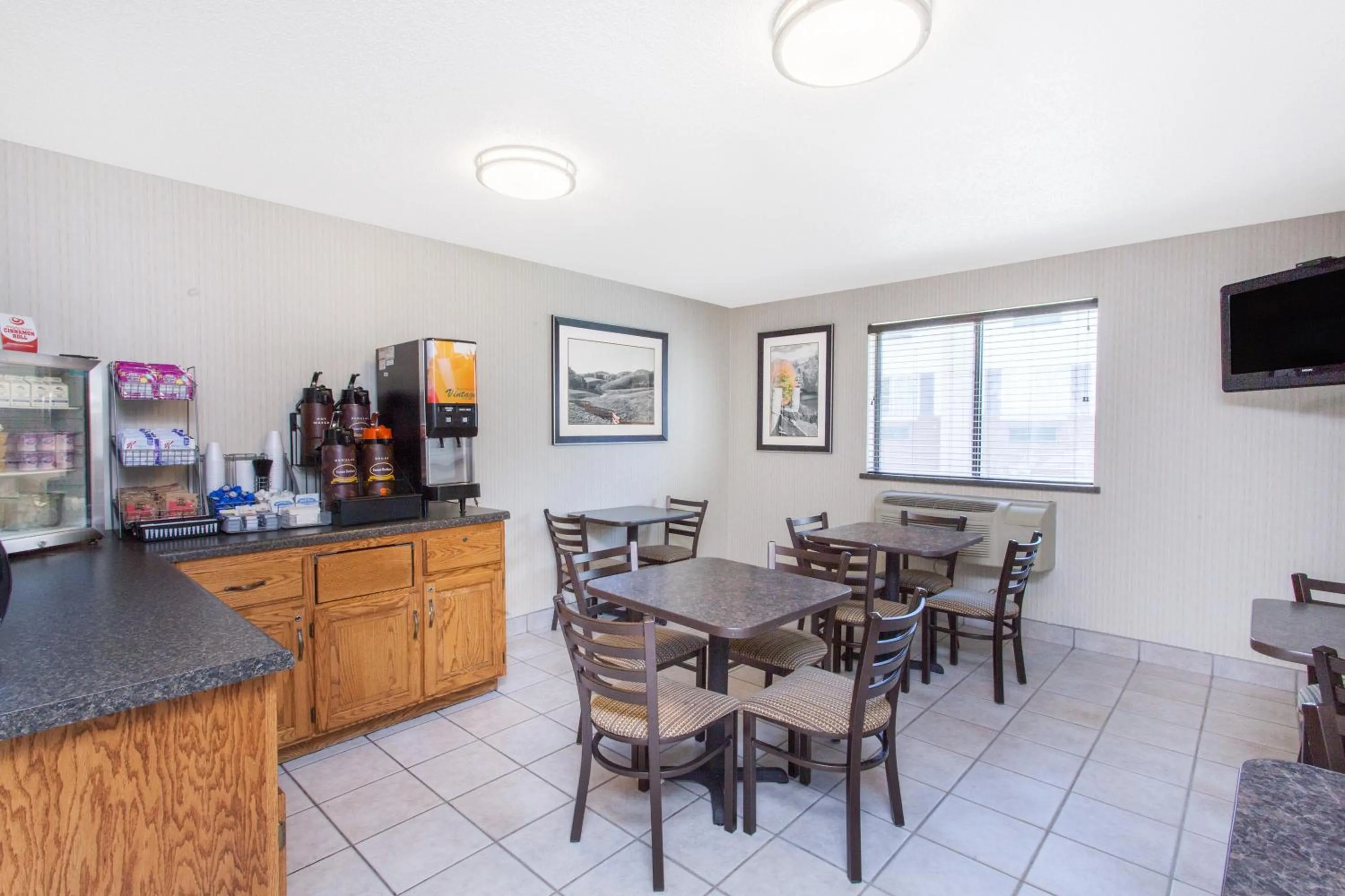 Dining area in Super 8 by Wyndham Norton VA