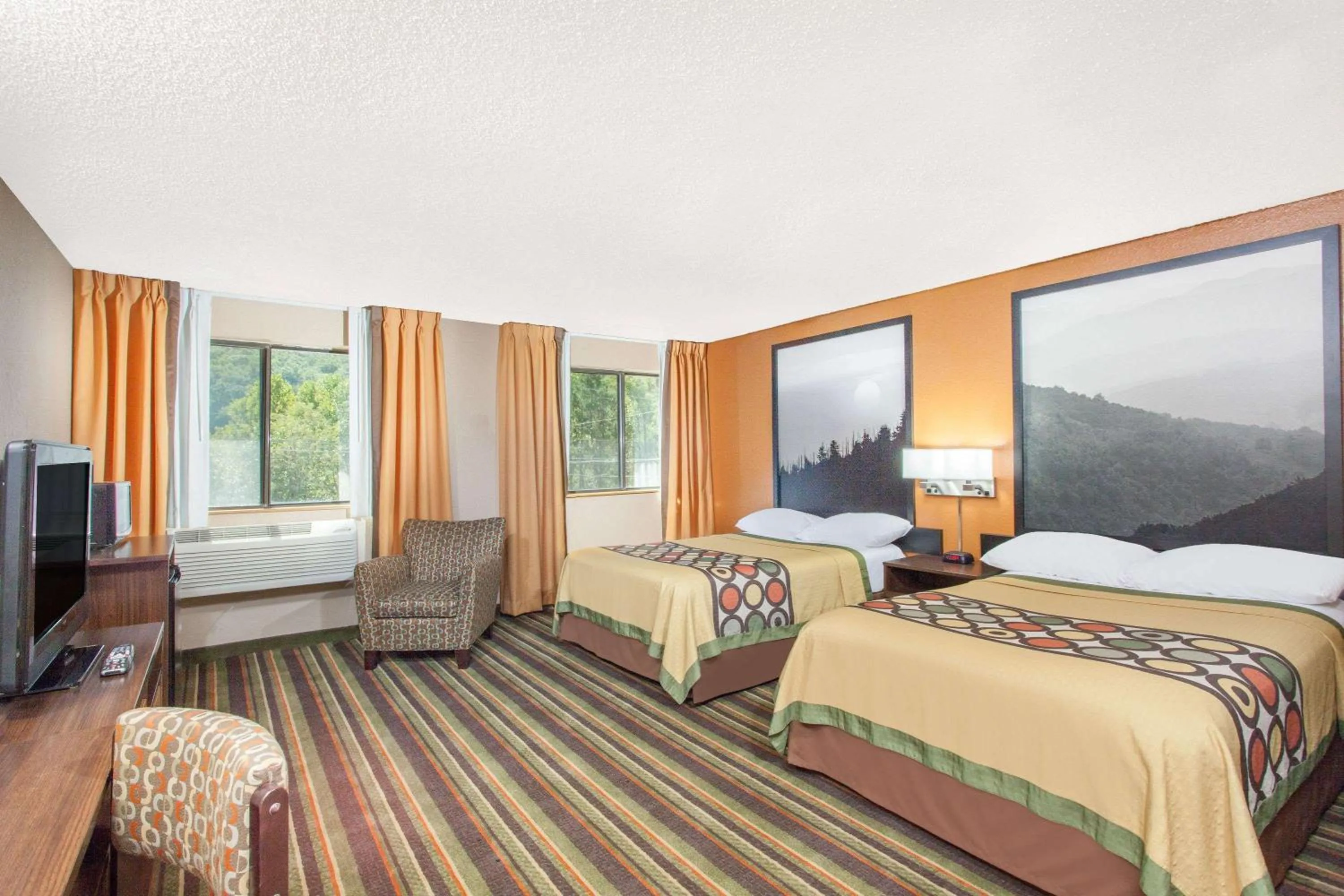 Photo of the whole room, Bed in Super 8 by Wyndham Norton VA