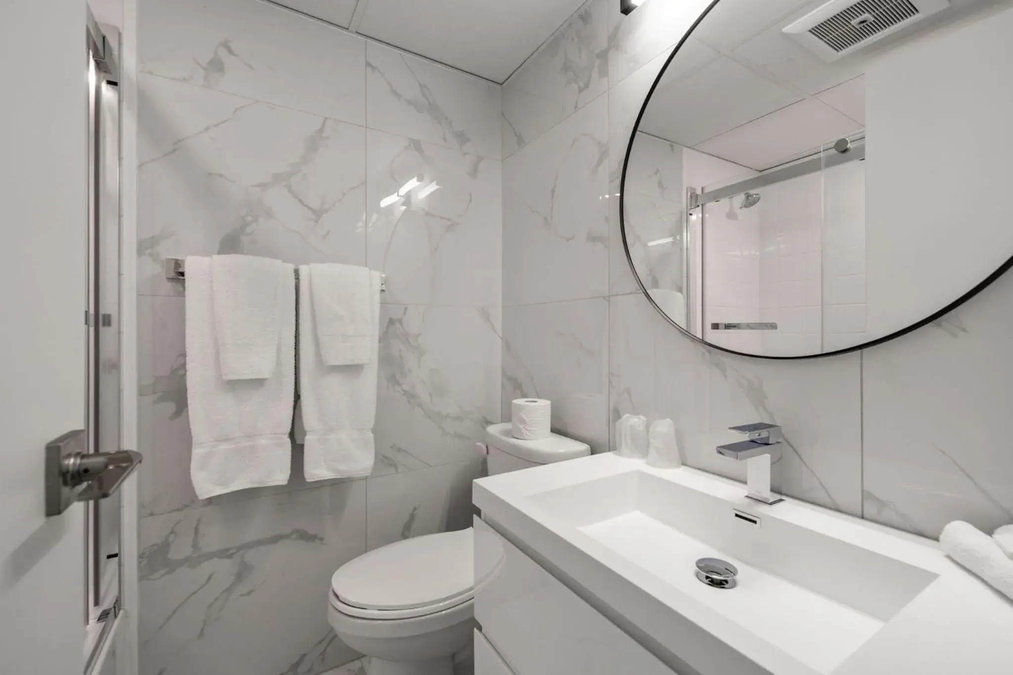 Deluxe Queen Room with Two Queen Beds in DEV Hotel and Conference Centre Deluxe Queen Room with Two Queen Beds in DEV Hotel and Conference Centre