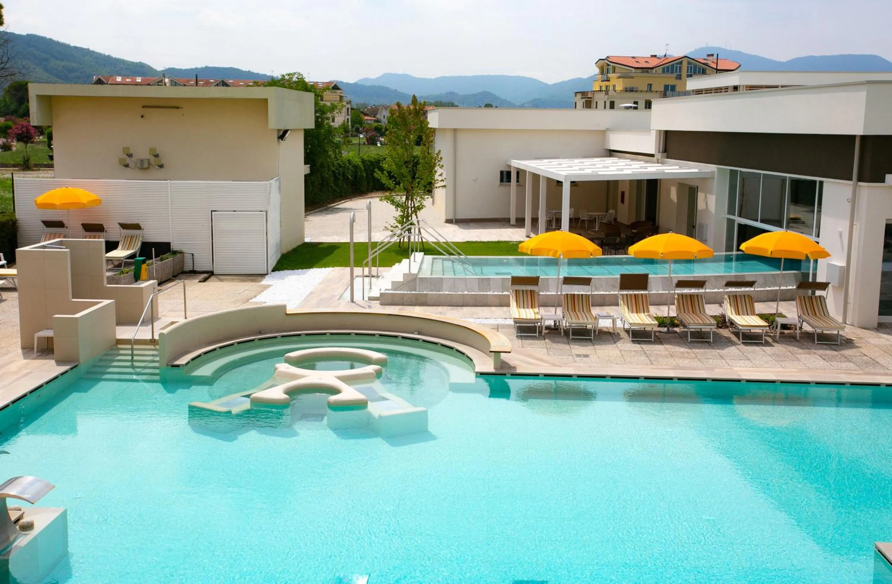 Pool view in Hotel Terme Abano Verdi