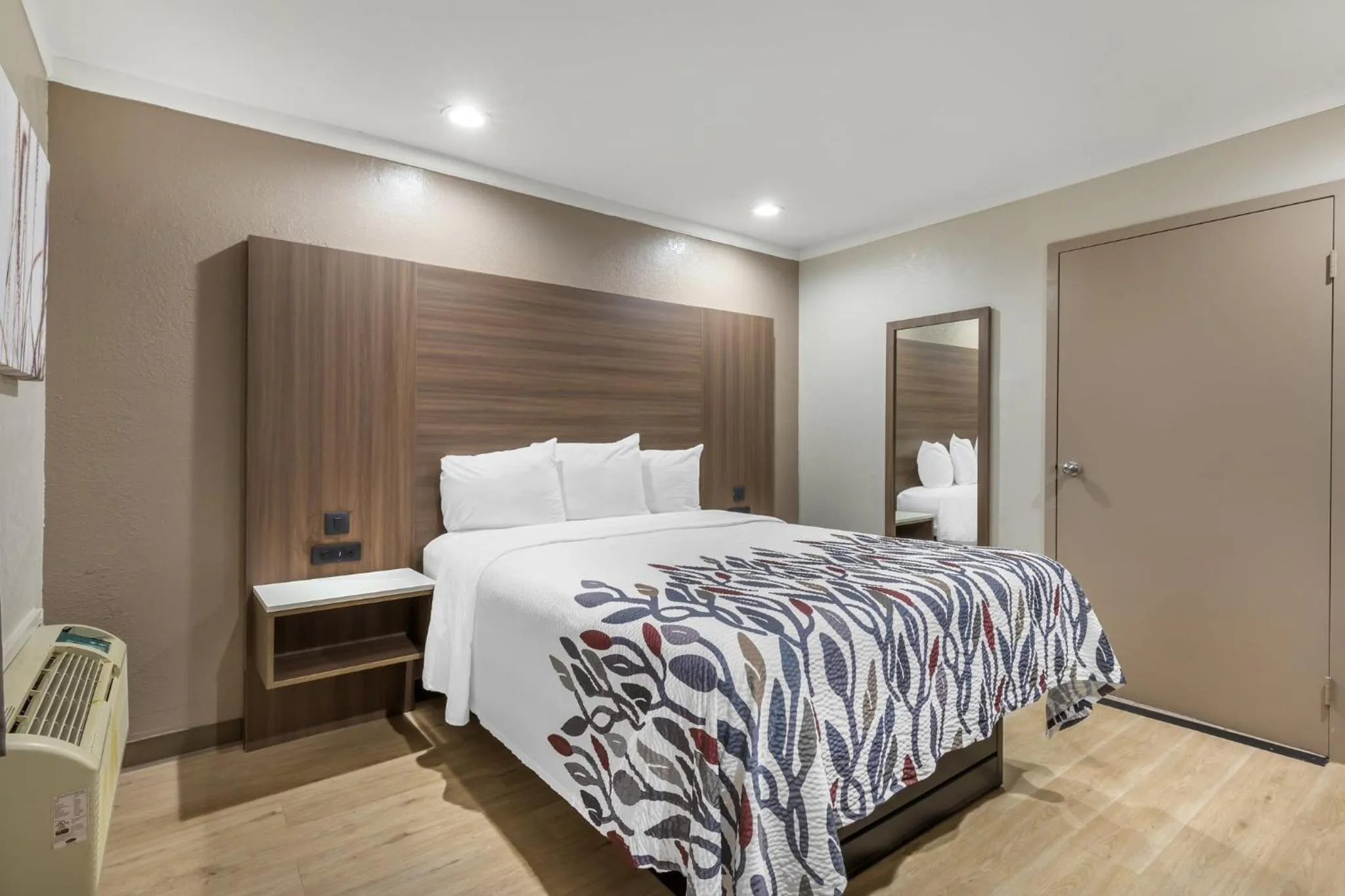 Photo of the whole room, Bed in Red Roof Inn Raleigh Northeast - Downtown