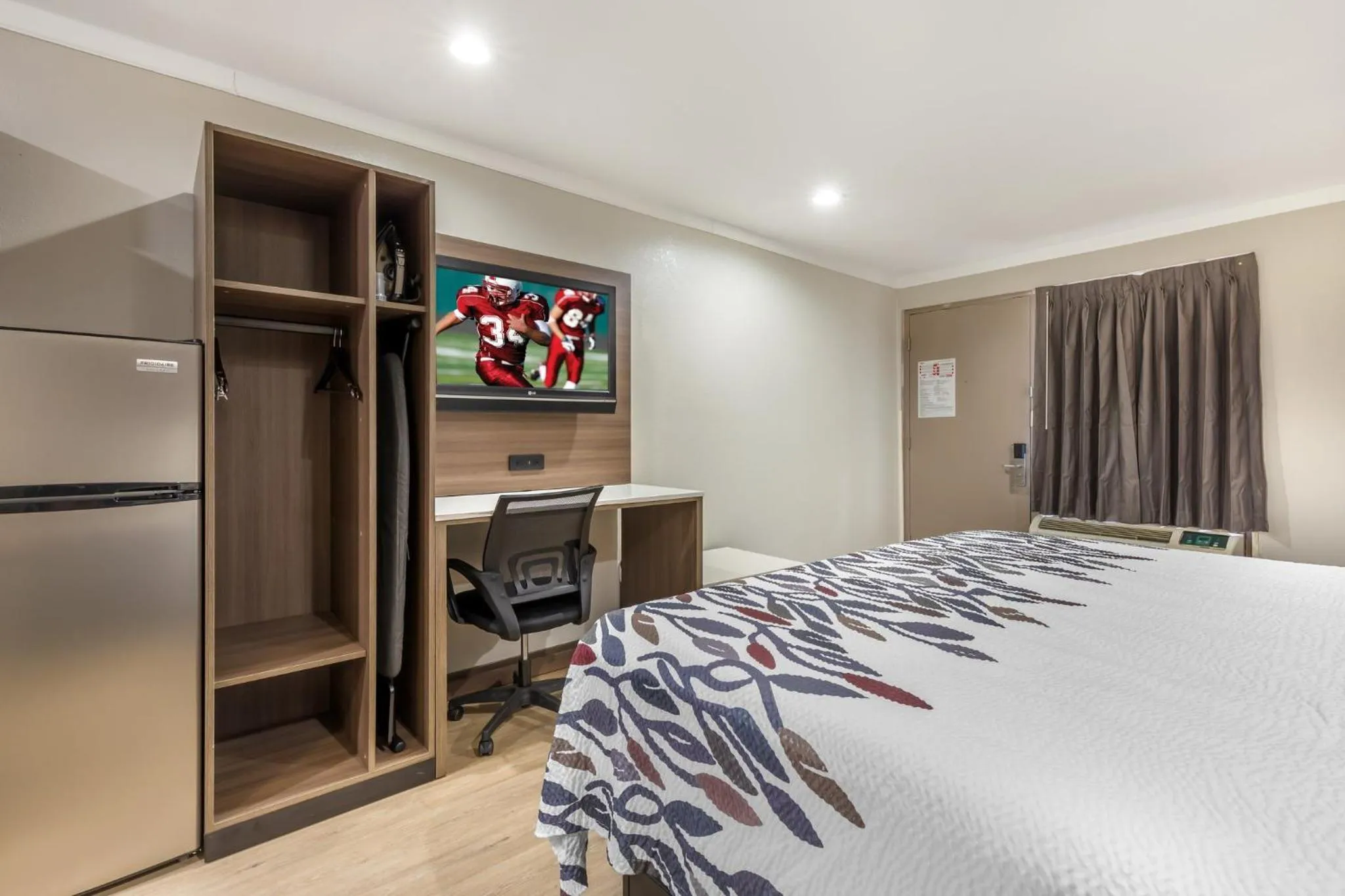 Photo of the whole room, Bed in Red Roof Inn Raleigh Northeast - Downtown