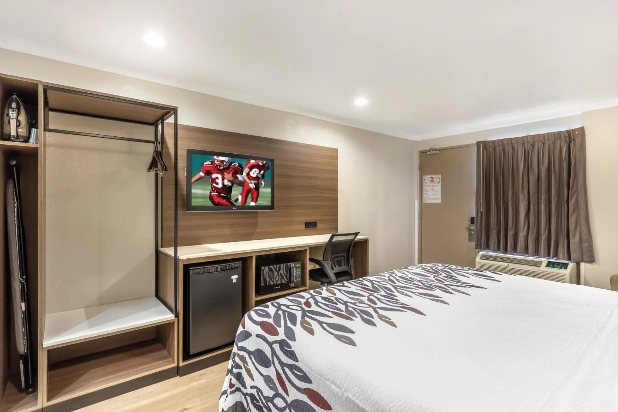 Bedroom, Bed in Red Roof Inn Raleigh Northeast - Downtown