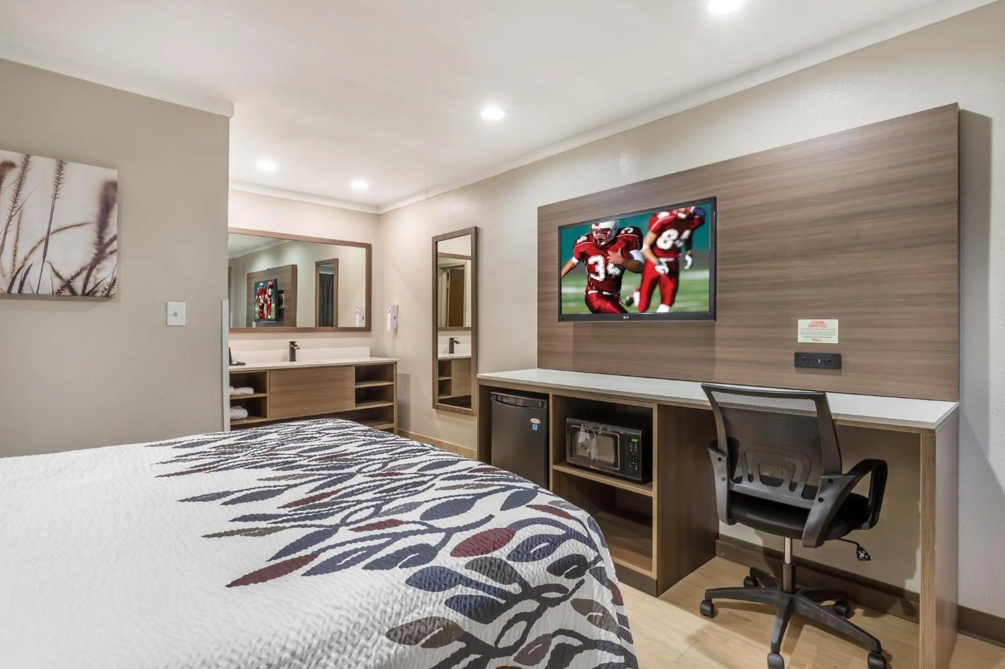 Photo of the whole room, Bed in Red Roof Inn Raleigh Northeast - Downtown