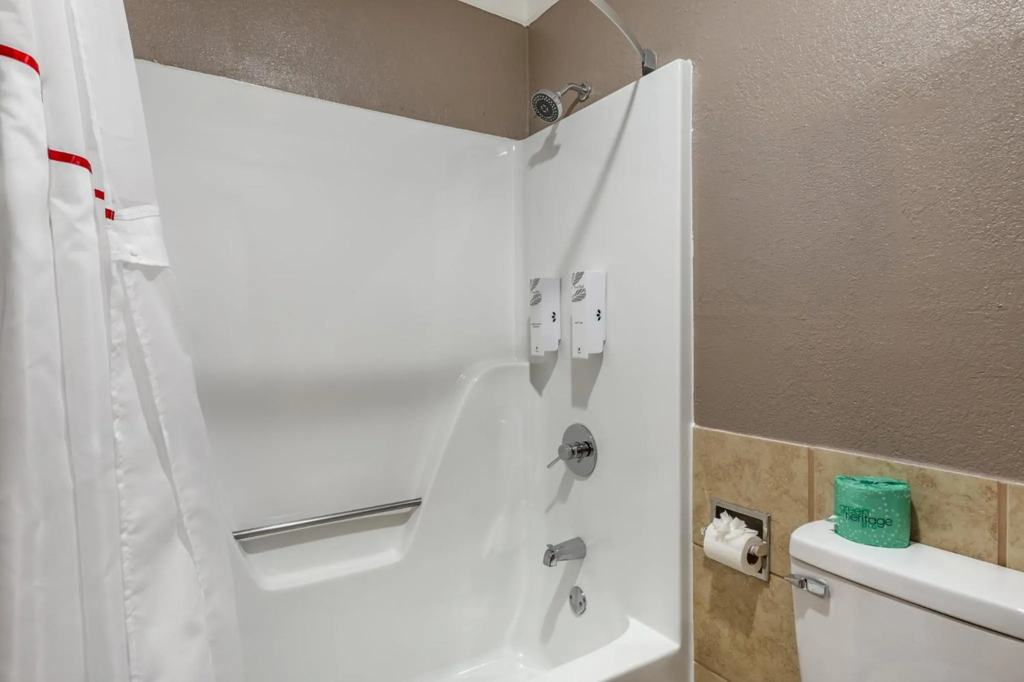 Bathroom in Red Roof Inn Raleigh Northeast - Downtown