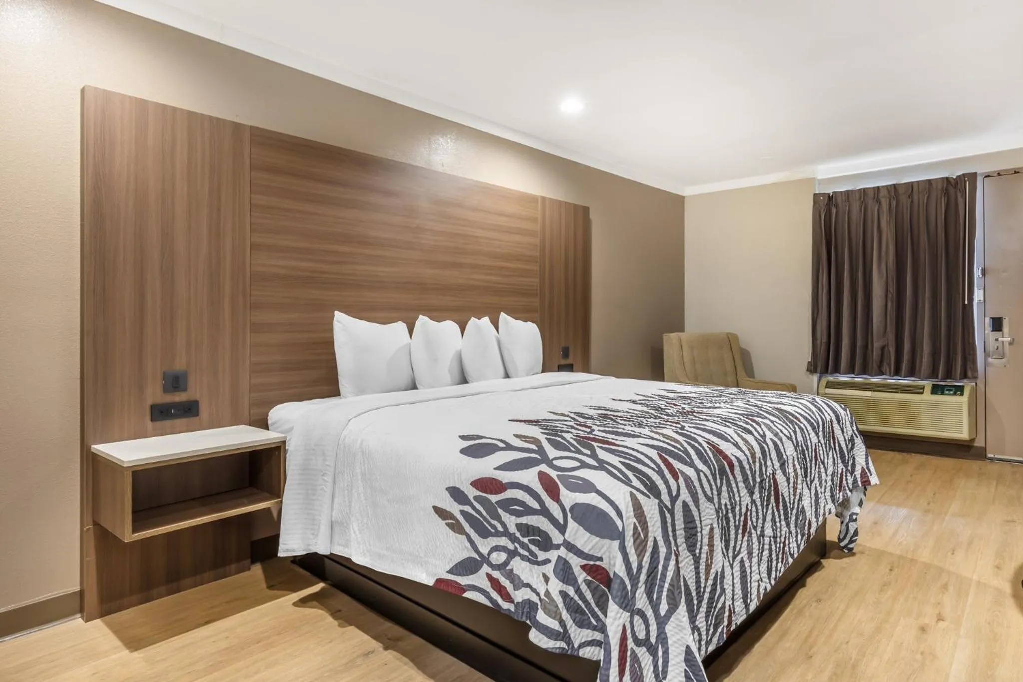 Bedroom, Bed in Red Roof Inn Raleigh Northeast - Downtown