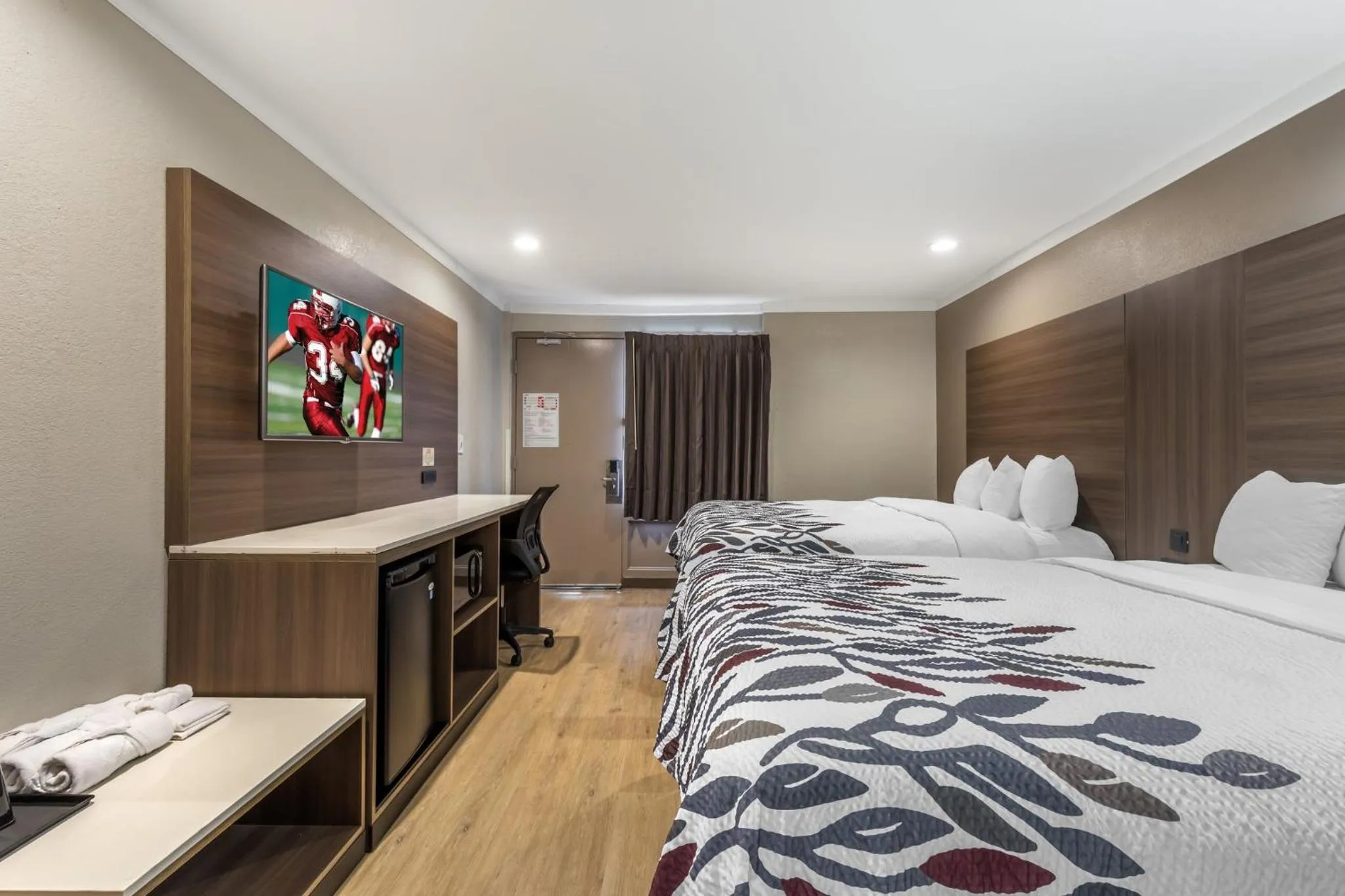 Photo of the whole room, Bed in Red Roof Inn Raleigh Northeast - Downtown