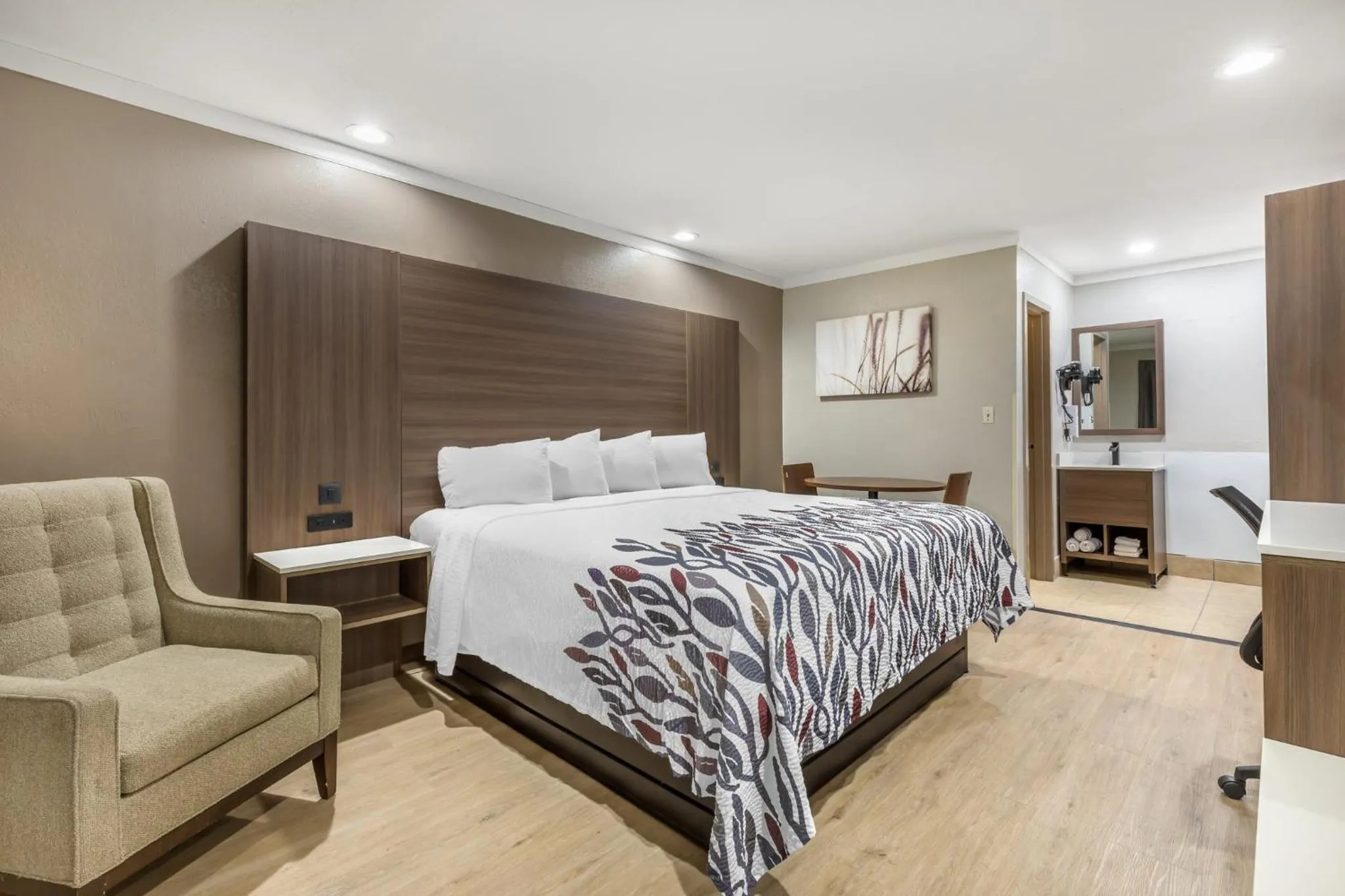 Photo of the whole room, Bed in Red Roof Inn Raleigh Northeast - Downtown