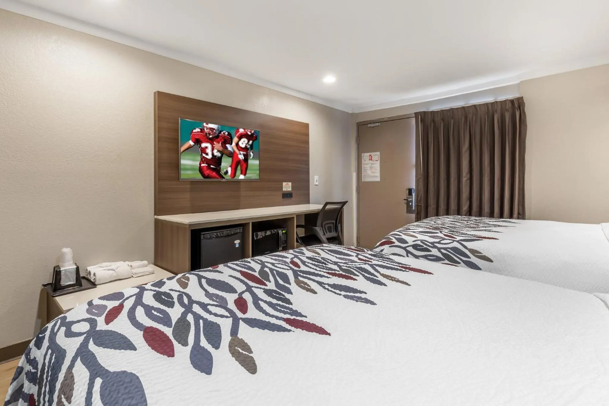 Photo of the whole room, Bed in Red Roof Inn Raleigh Northeast - Downtown