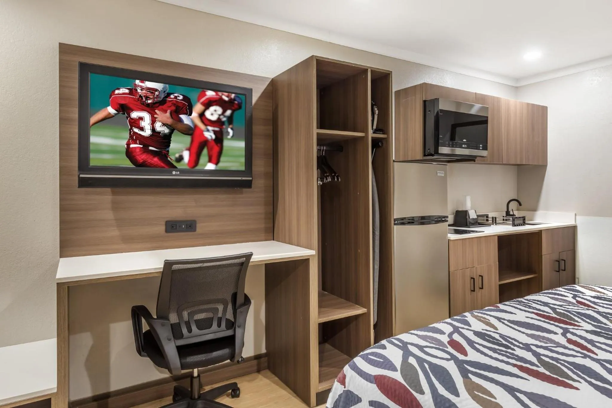 TV and multimedia, Bed in Red Roof Inn Raleigh Northeast - Downtown