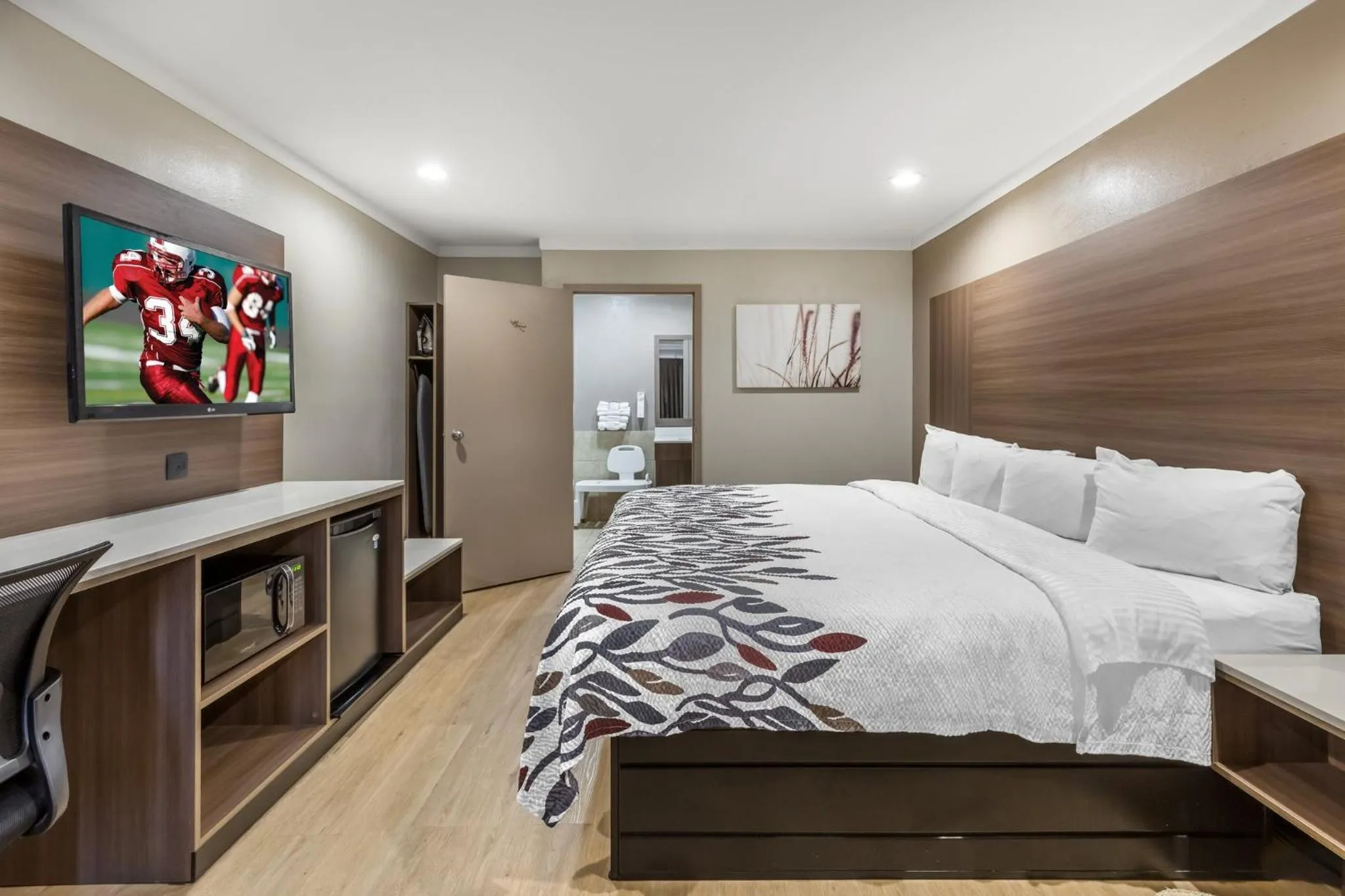 Photo of the whole room, Bed in Red Roof Inn Raleigh Northeast - Downtown