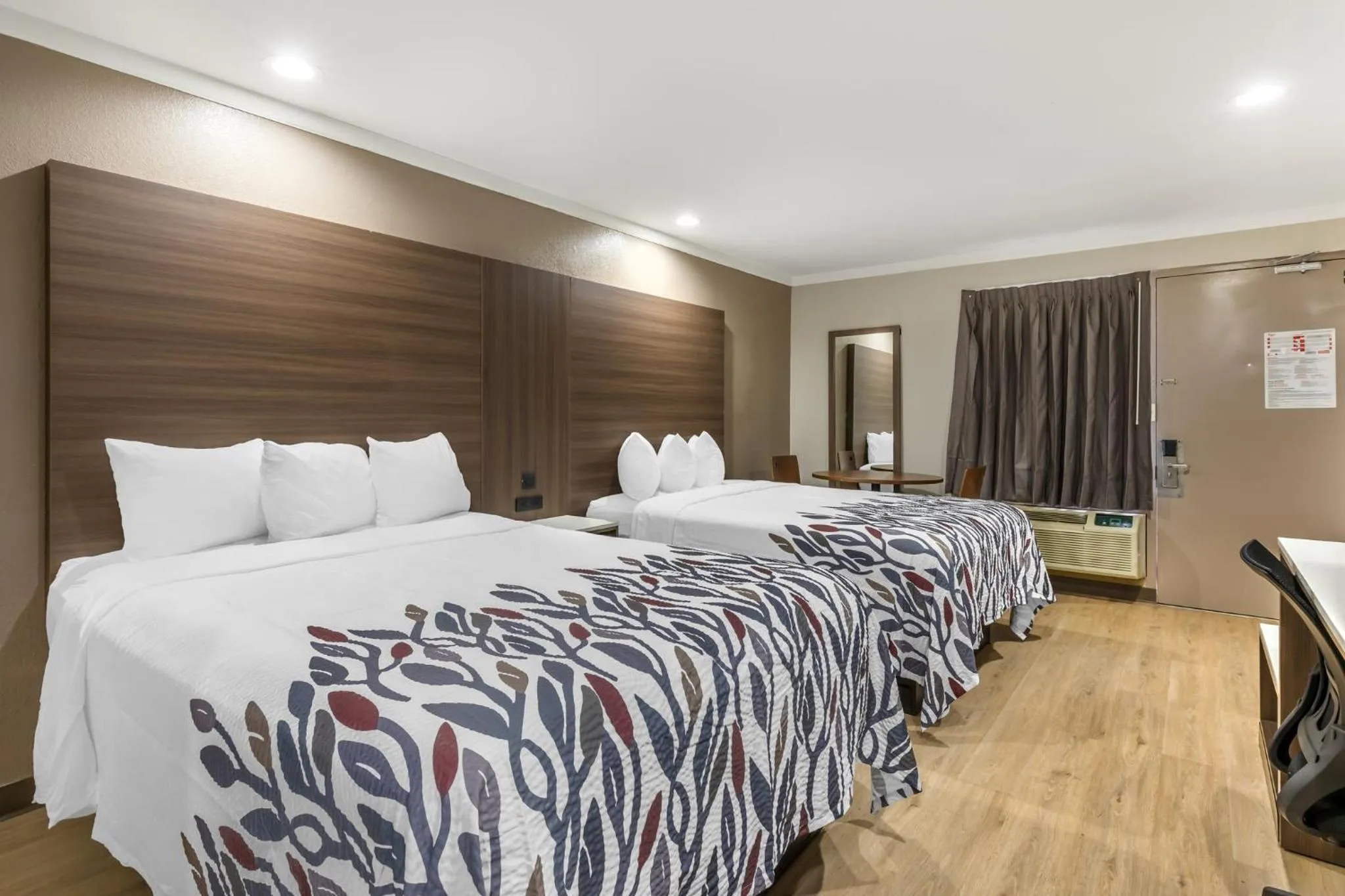 Bedroom, Bed in Red Roof Inn Raleigh Northeast - Downtown