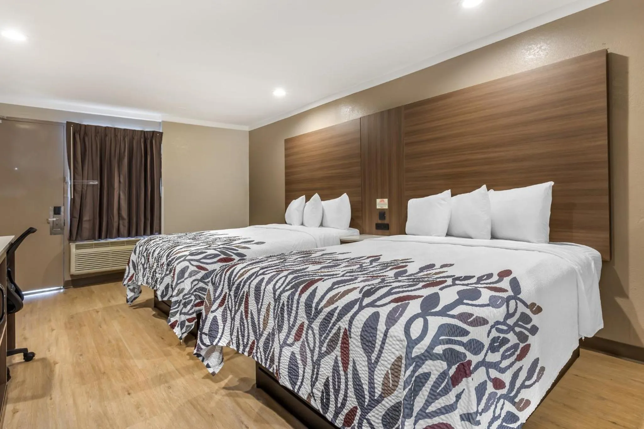 Bedroom, Bed in Red Roof Inn Raleigh Northeast - Downtown