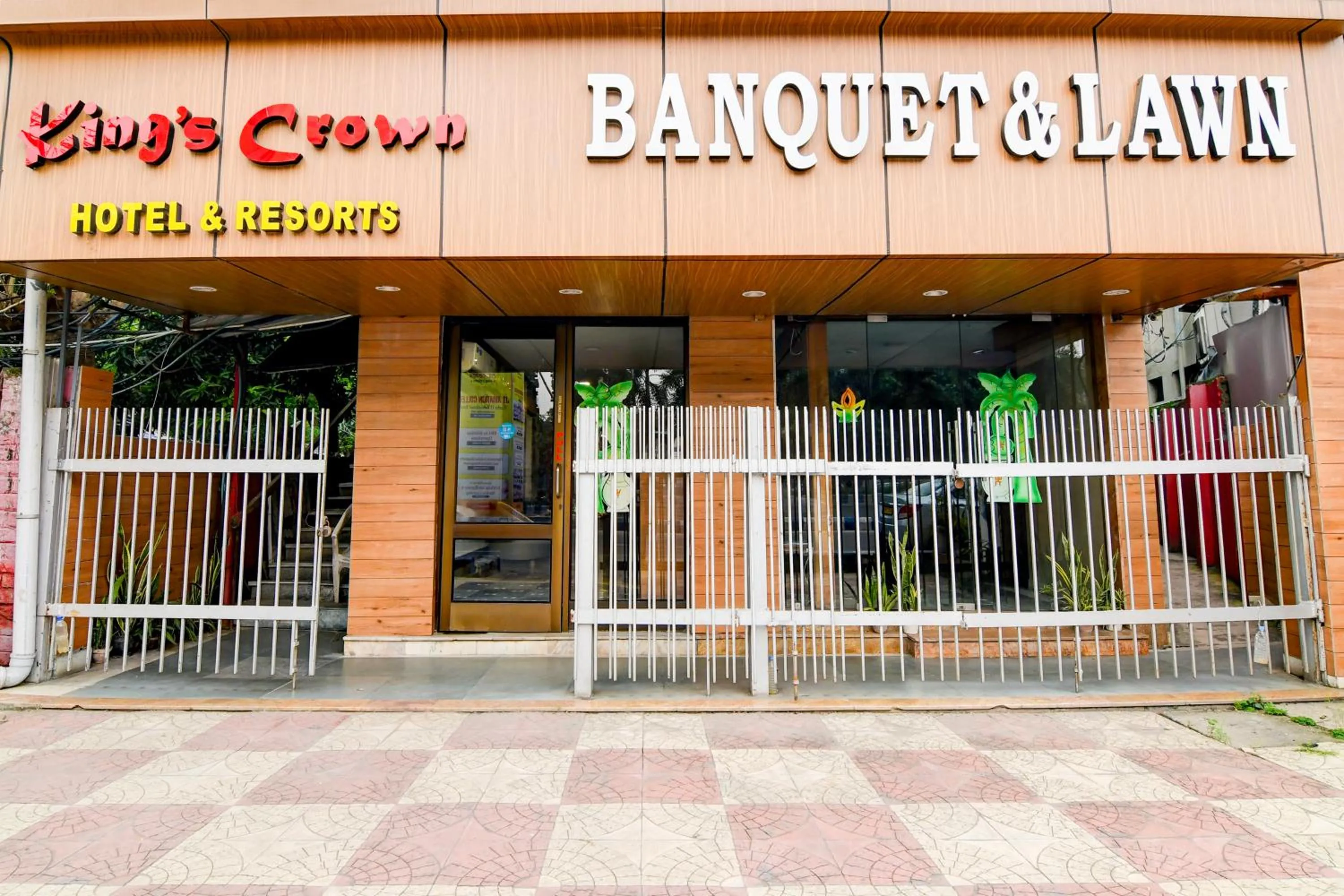 Facade/entrance in Hotel King's Crown